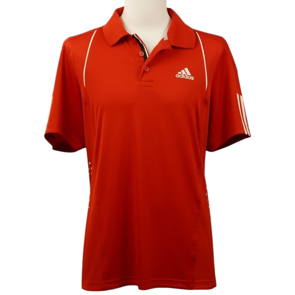 Polo tecnica da tennis Adidas Barricade Traditional rossa a maniche corte, con logo bianco sul petto e dettagli dinamici.