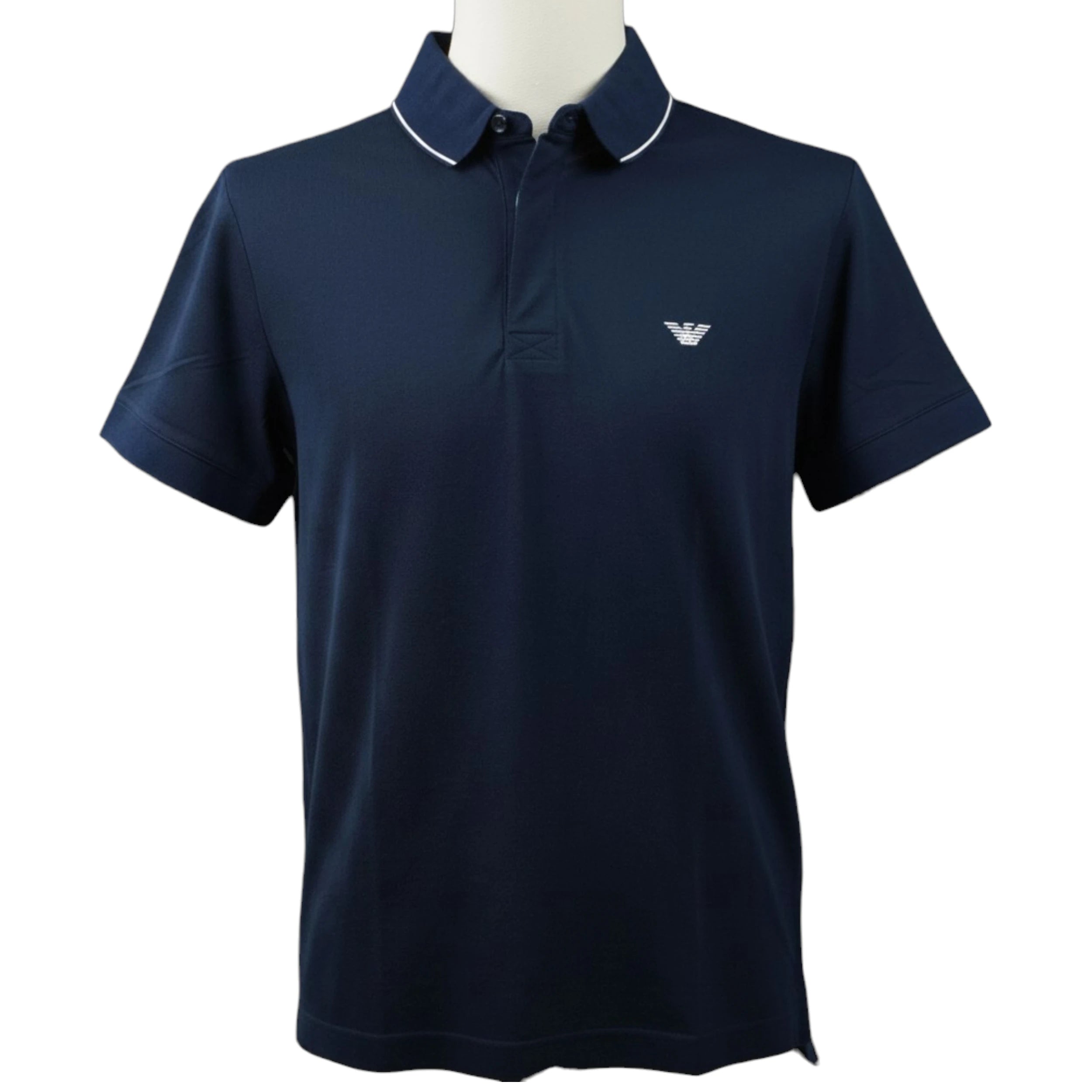 Polo da uomo Emporio Armani Swimwear di colore blu navy vista frontalmente con colletto classico e logo dell'aquila bianco sul petto.