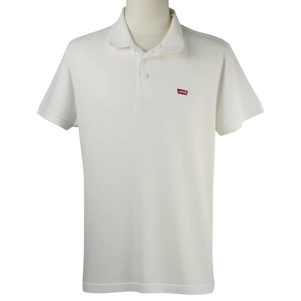 Vista frontale completa di una polo da uomo bianca a maniche corte a marchio Levi's posizionata su un manichino.