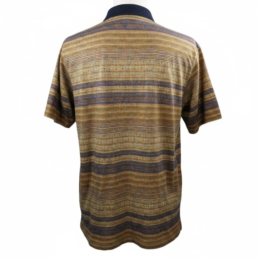 Retro della polo vintage YSL pour homme che mostra la continuità del pattern a righe multicolor e il colletto blu a contrasto.