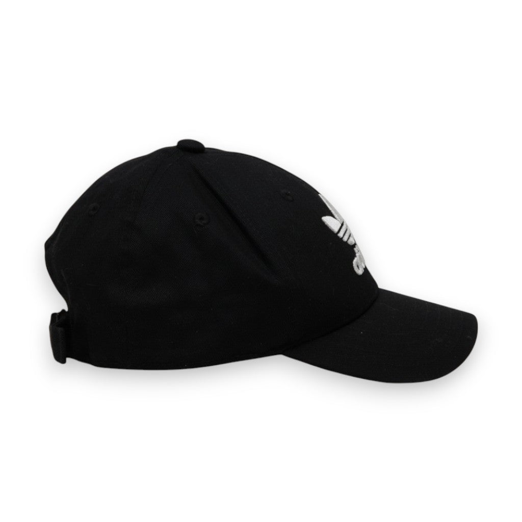 Vista laterale di profilo del cappellino da baseball nero Adidas Originals che mostra la curvatura della visiera.