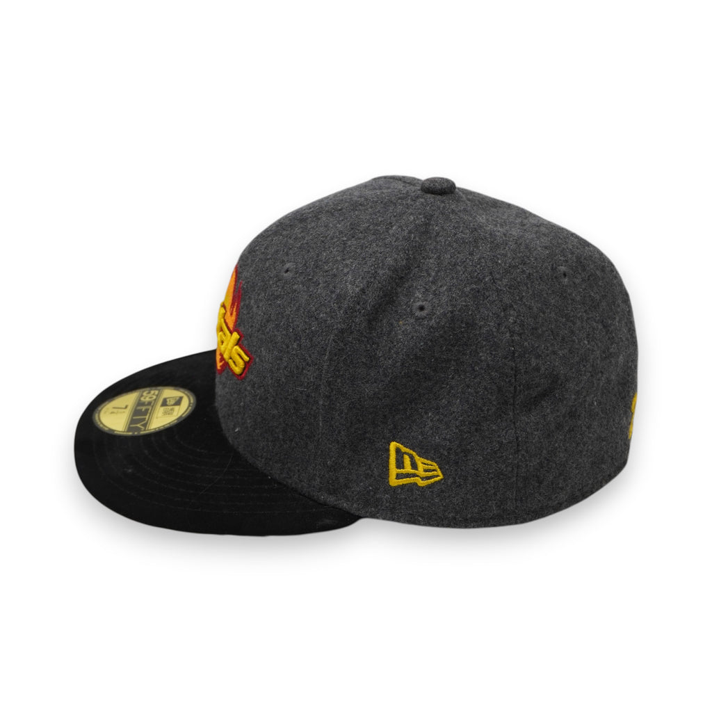 Profilo laterale del cappellino fitted che evidenzia la corona alta strutturata e la taglia 7 1/4 ricamata sul lato.