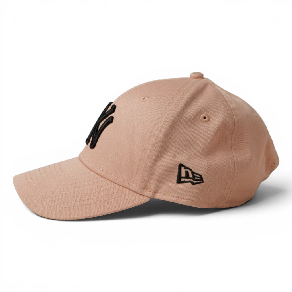 Profilo laterale sinistro del cappellino rosa New Era con ricamo nero della New Era Flag sulla corona e visiera curva.