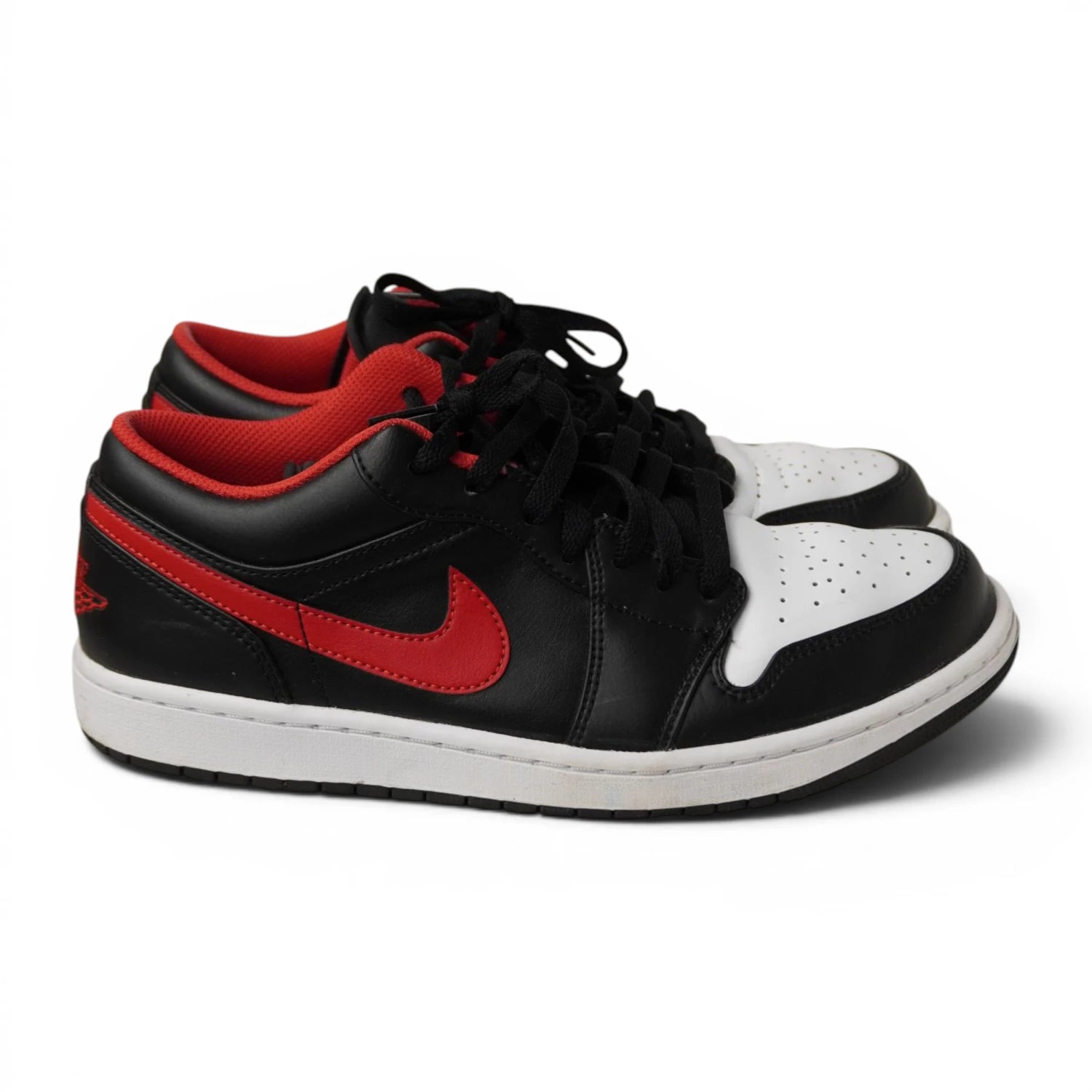 Profilo laterale esterno delle Jordan 1 Low con Swoosh in pelle rossa e colletto imbottito in mesh.