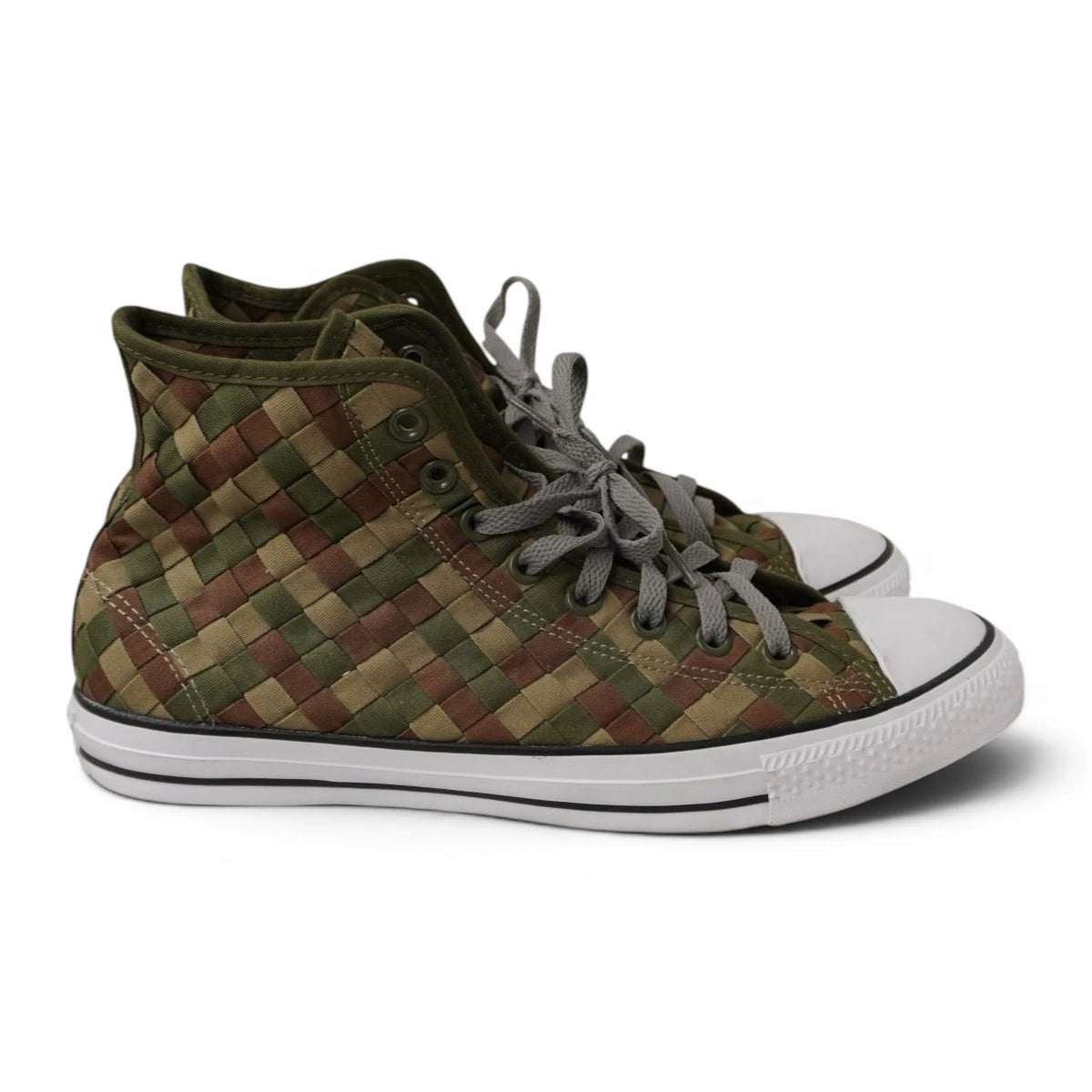 Vista di profilo delle Converse alte intrecciate mimetico militare con intersuola in gomma vulcanizzata bianca.