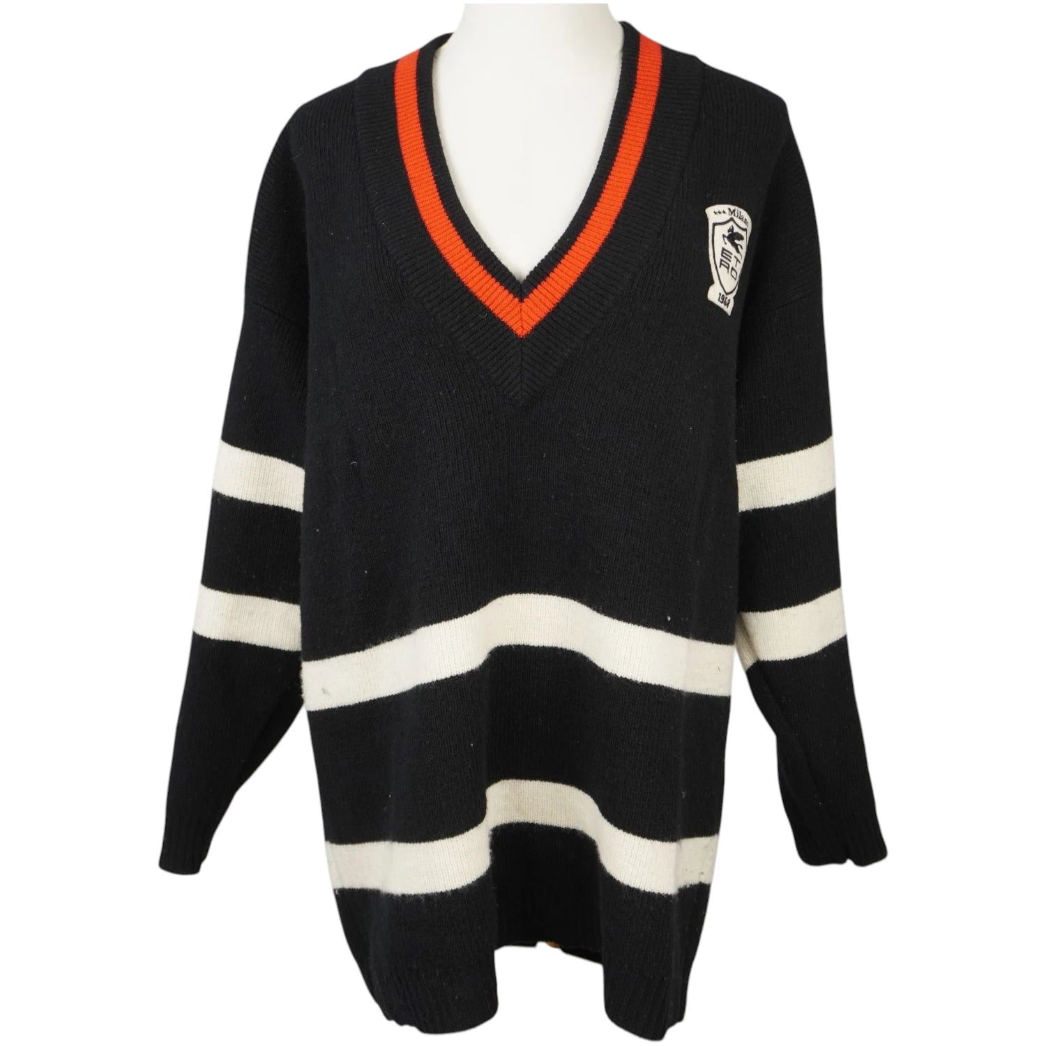 Inquadratura intera del pullover stile preppy Etro nero con ampie righe orizzontali color panna sul fondo e sulle maniche