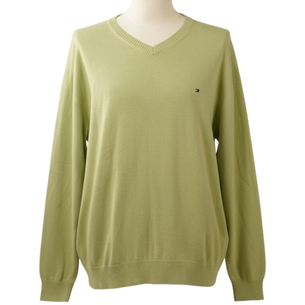 Vista frontale del pullover da uomo con scollo a V Tommy Hilfiger verde oliva su manichino.