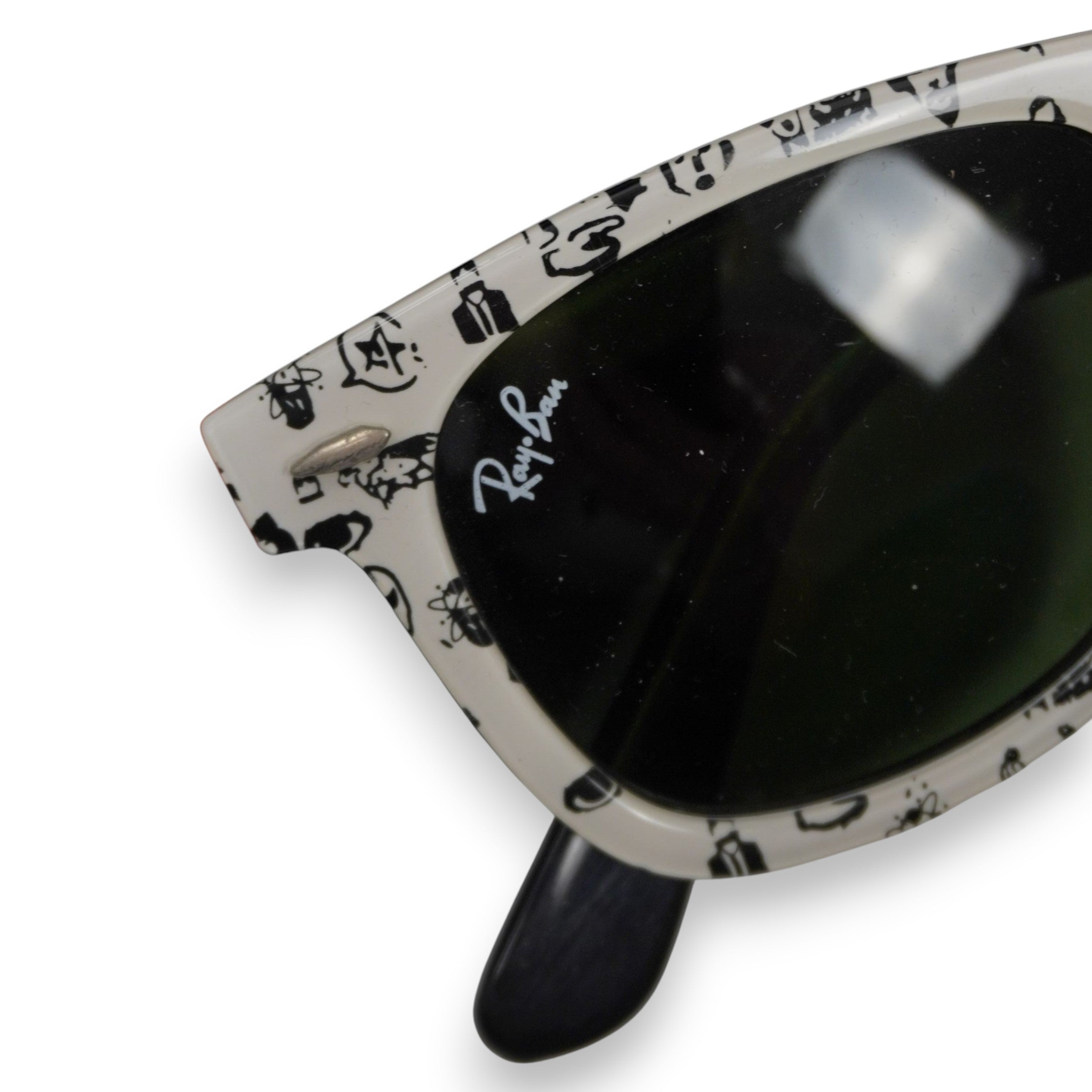Primo piano logo bianco Ray-Ban sulla lente e dettagli stampa Rare Prints