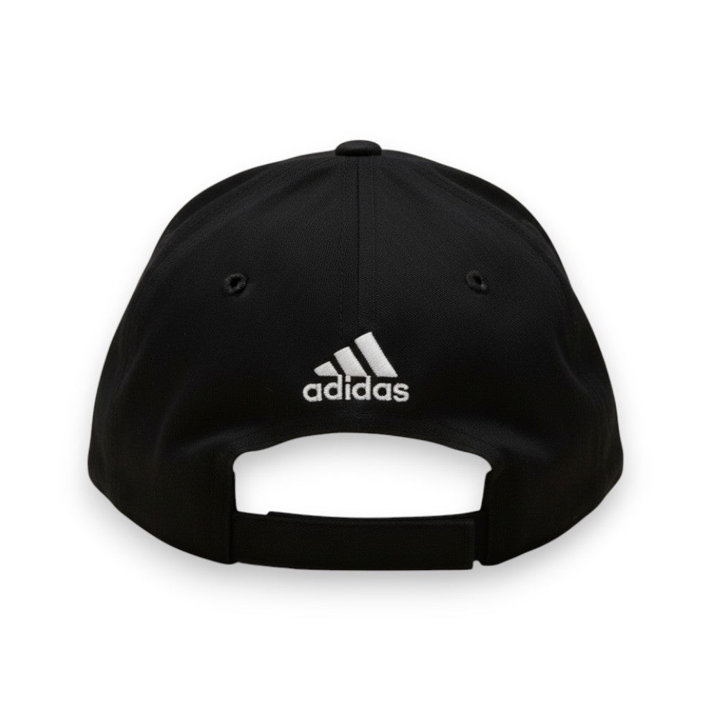 ista posteriore del cappellino Adidas con chiusura regolabile e logo Adidas Performance bianco ricamato.