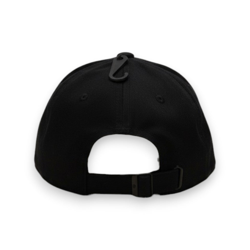 Vista posteriore del cappellino nero Adidas Originals con cinturino di regolazione in tessuto e fibbia metallica nera a scorrimento.