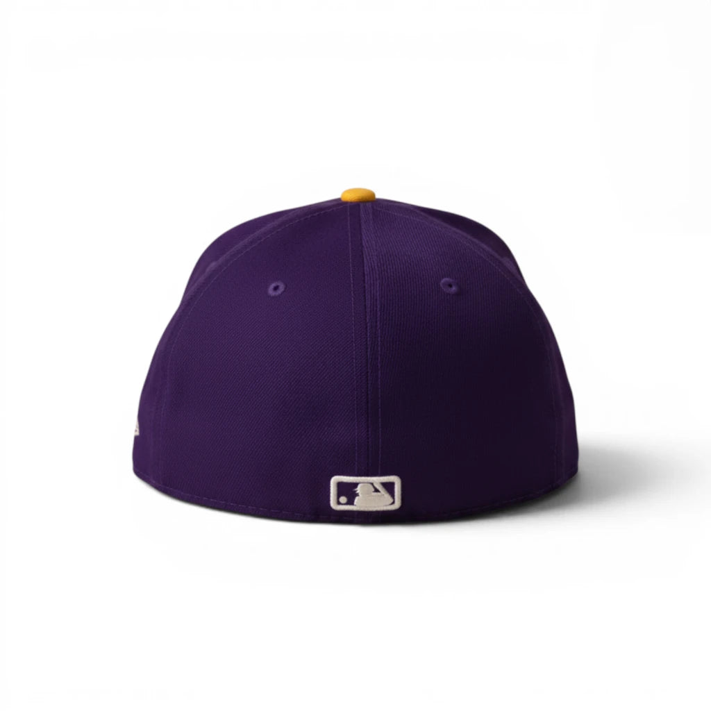 Vista posteriore chiusa fitted del cappellino viola New Era 59FIFTY con il logo ufficiale MLB Batterman ricamato al centro.