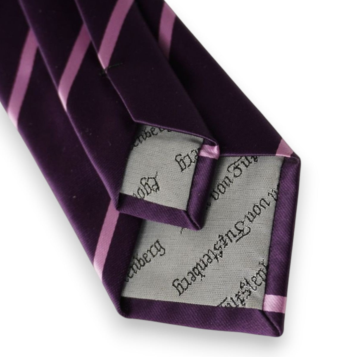 Fodera interna grigio argento jacquard con logo in corsivo Egon von Fürstenberg sul retro della pala principale.