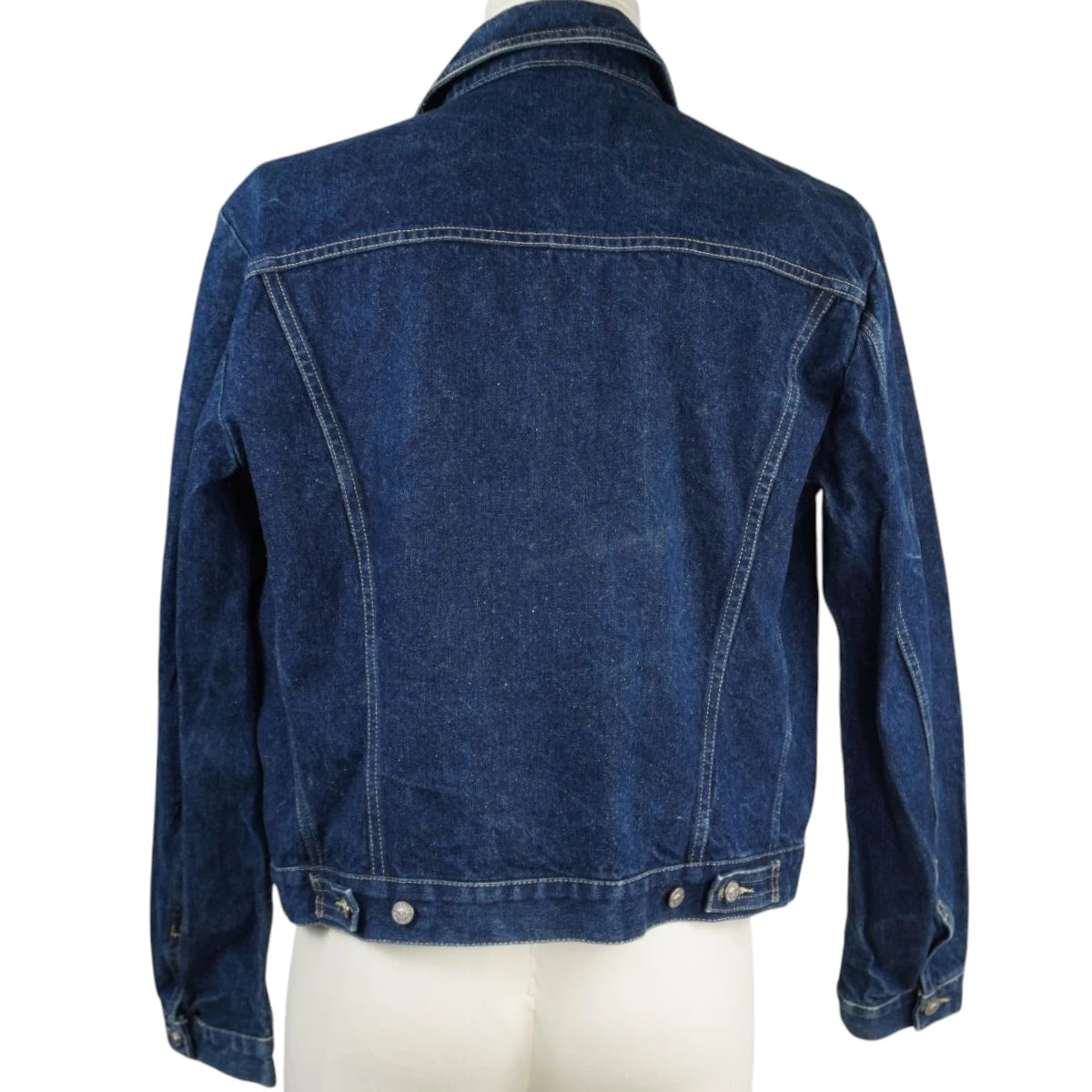 Vista posteriore della giacca di jeans Versace Jeans Couture che mostra il taglio sfiancato e le cuciture verticali.