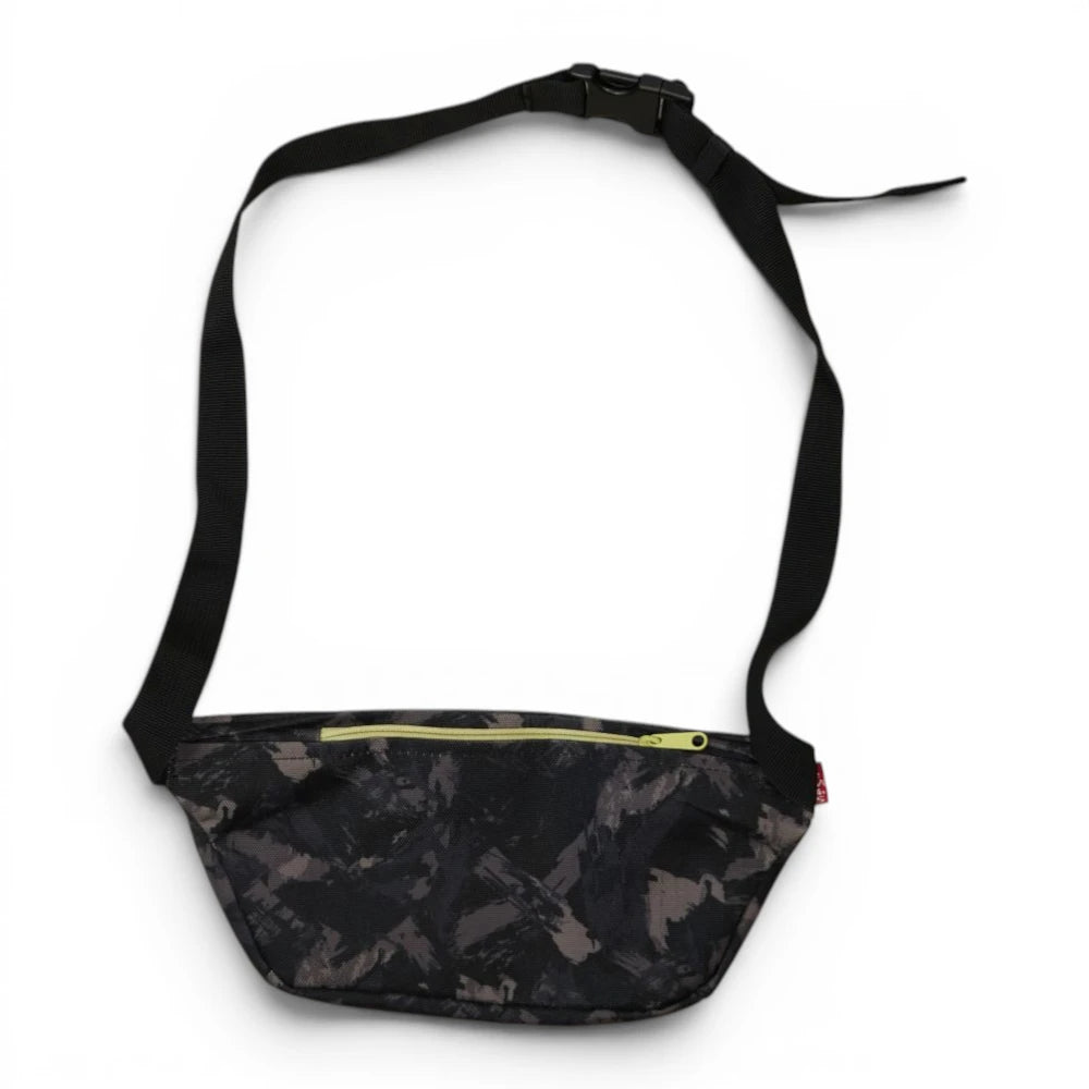 Vista posteriore del marsupio a banana Levi's con tasca di sicurezza nascosta dotata di cerniera orizzontale giallo fluo.