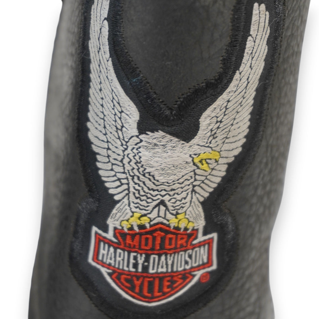Dettaglio ravvicinato della patch frontale ricamata Screaming Eagle con logo arancione Harley-Davidson Motor Cycles.