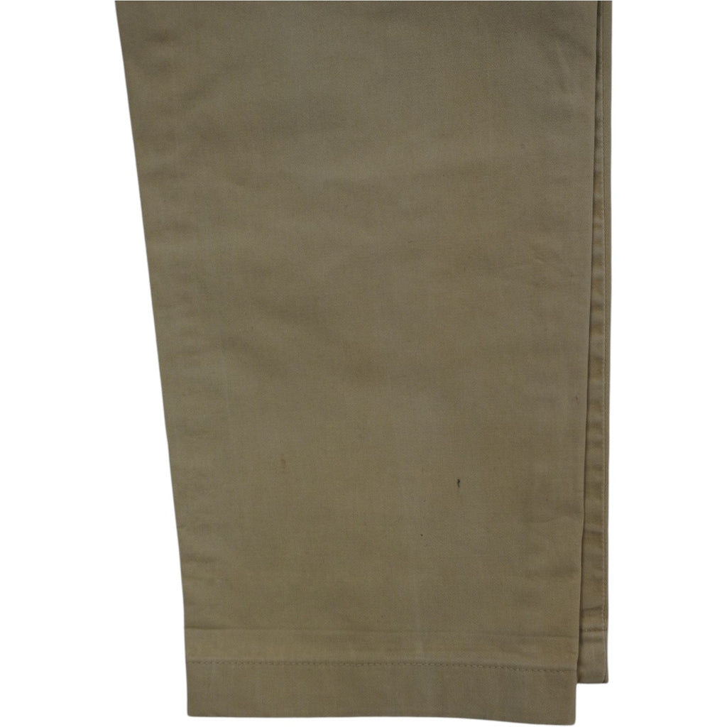 Dettaglio ravvicinato dell'orlo inferiore della gamba del pantalone Stone Island per verificare lo stato di usura del fondo.