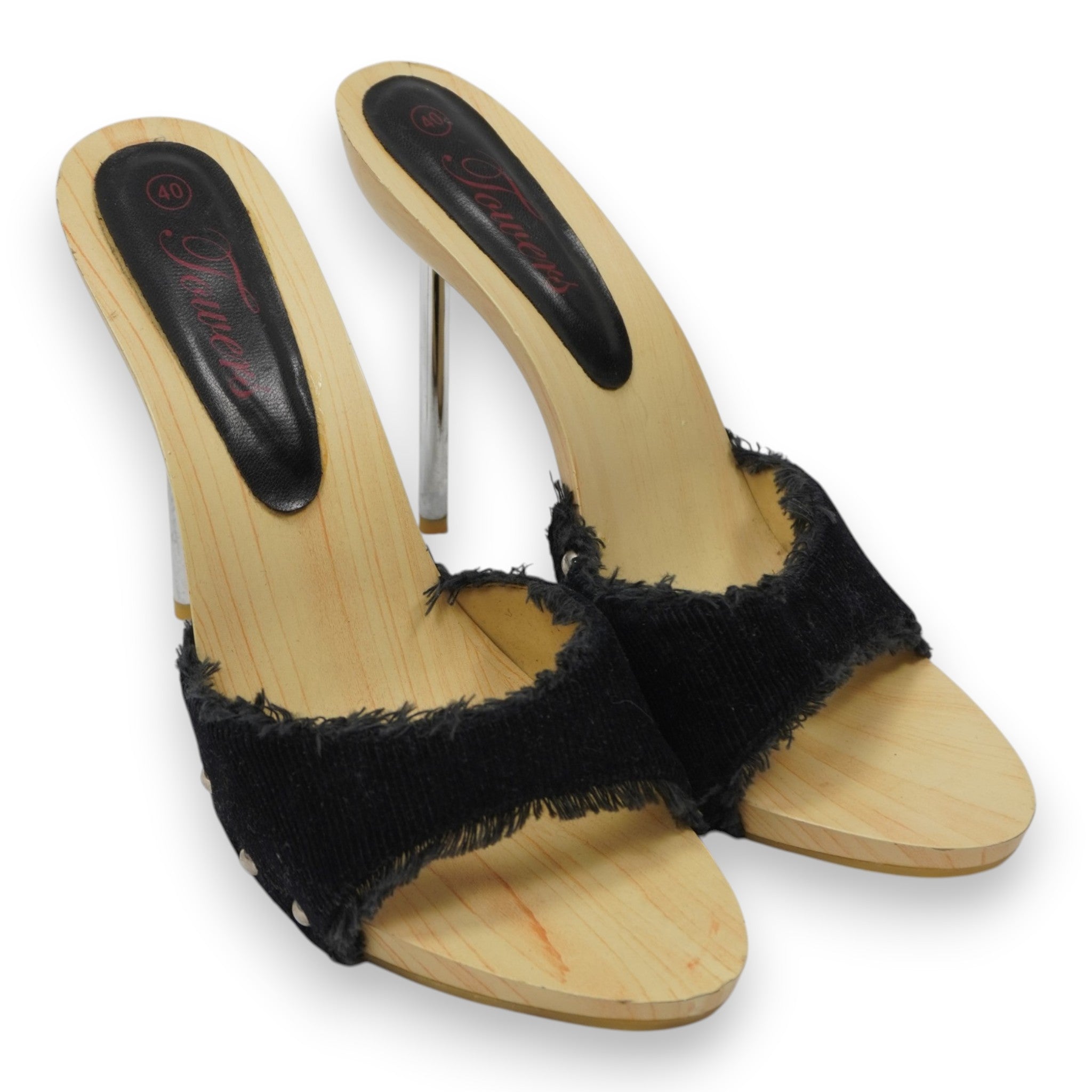 Zoccoli sabot vintage Towers da donna taglia 40 con base in legno chiaro, tacco a spillo stiletto in metallo e fascia in velluto nero, vista tre quarti.