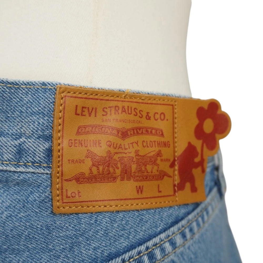 Dettaglio della patch posteriore in vera pelle bovina Levi Strauss personalizzata con un'applicazione sagomata a forma di orsetto pop con un fiore.