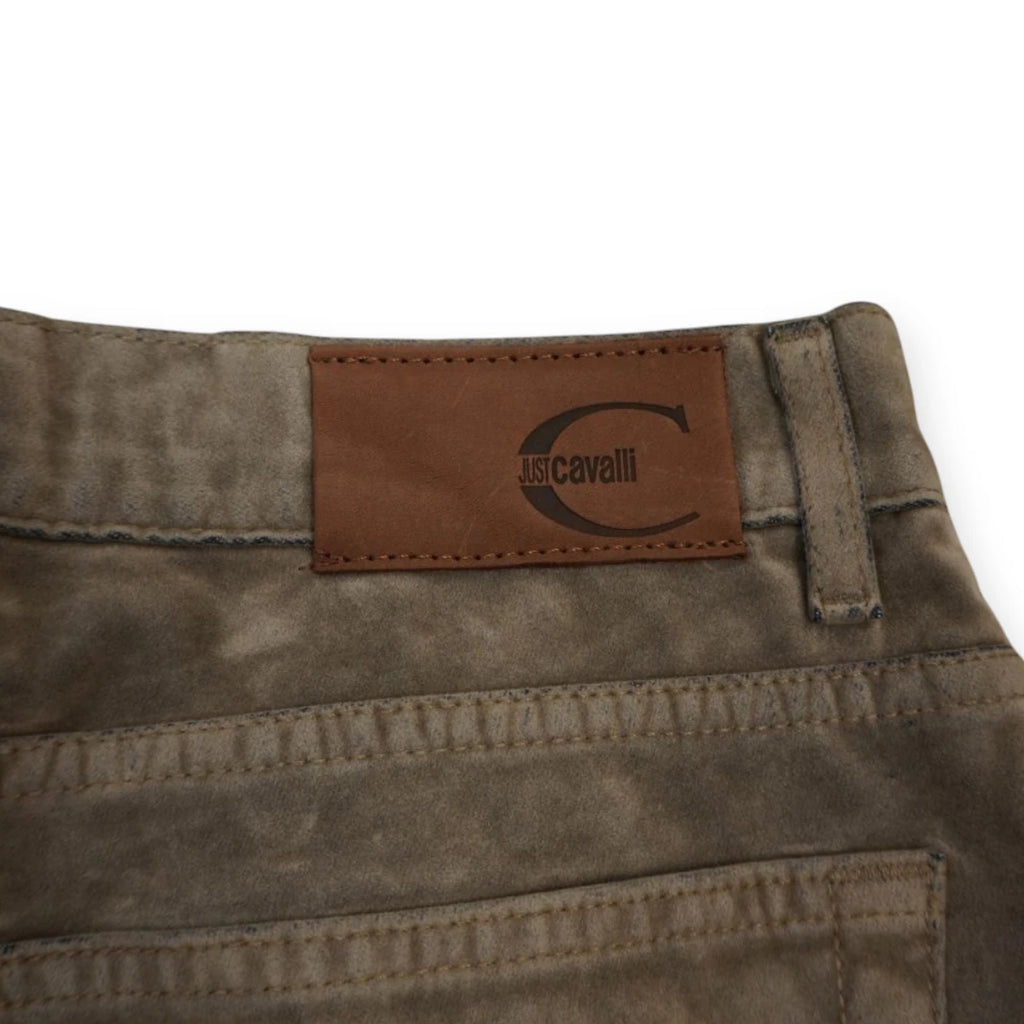  Dettaglio della salpa rettangolare posteriore in vera pelle marrone con impresso a caldo il logo originale del brand Just Cavalli.