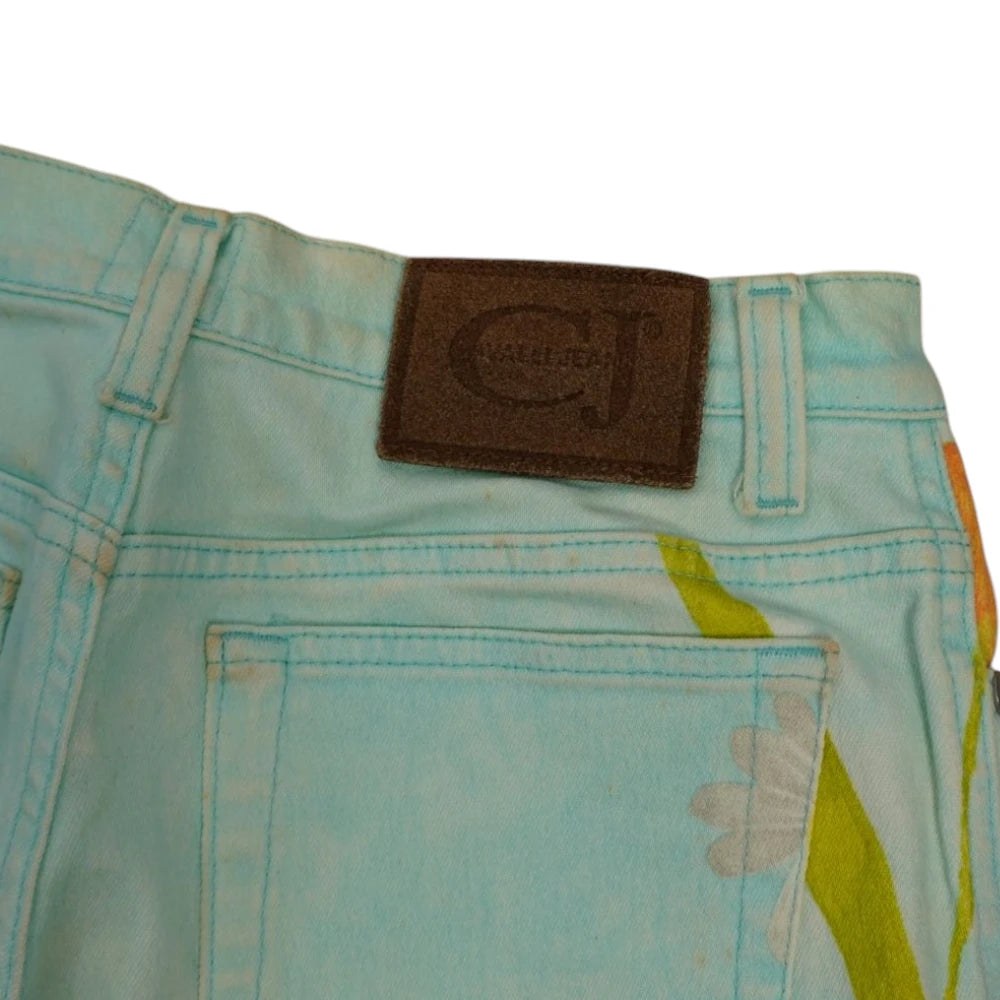 Dettaglio della patch salpa rettangolare in pelle marrone con logo impresso CJ Cavalli Jeans sulla cintura posteriore