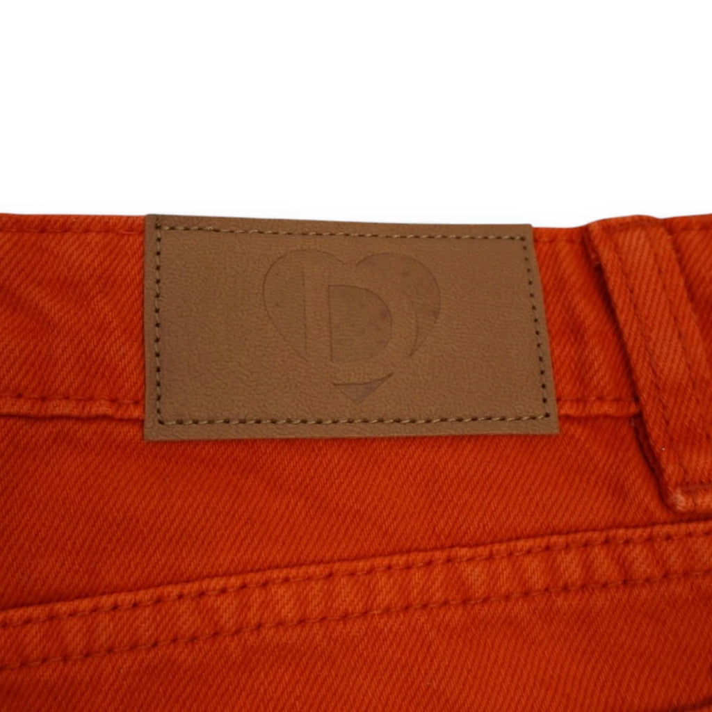  Dettaglio ravvicinato della salpa posteriore rettangolare color nocciola con logo del cuore Desigual impresso a caldo.