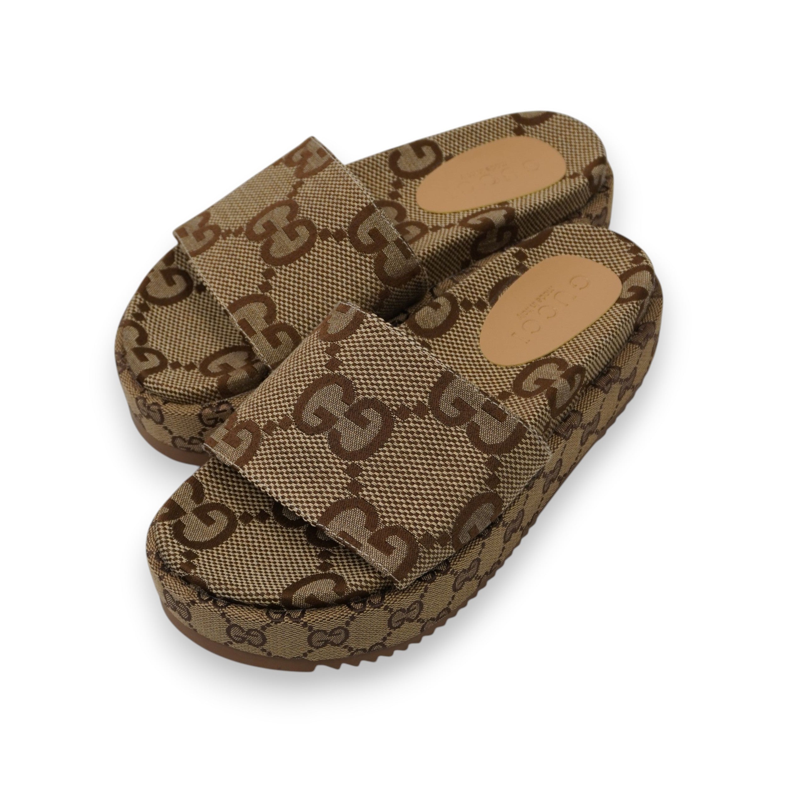 Sandali platform Gucci Angelina originali in canvas Maxi GG cammello ed ebano, vista prospettica della coppia.