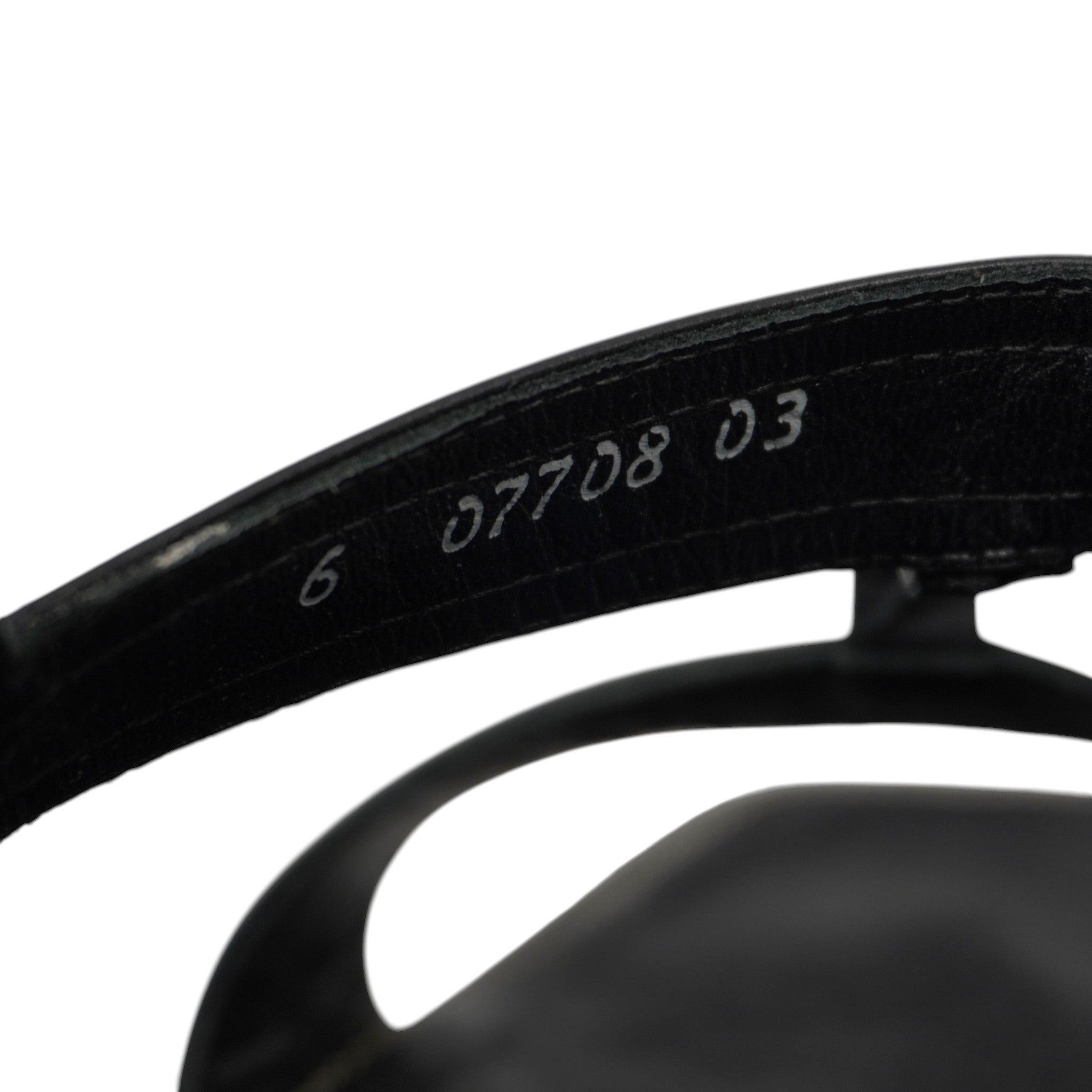Particolare dell'interno del cinturino con codice modello 07708 e taglia 39 (UK 6), prova dell'originalità del prodotto.