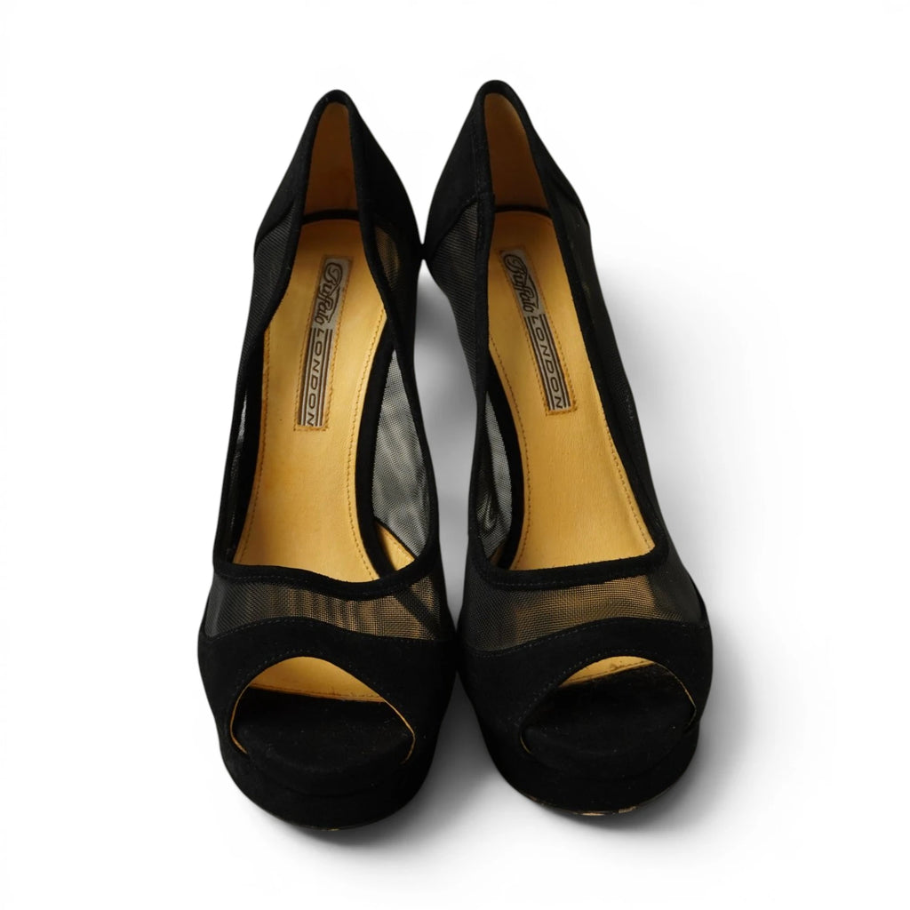 Vista frontale delle scarpe spuntate Buffalo London in camoscio nero con pannelli laterali in tulle a rete e sottopiede dorato.