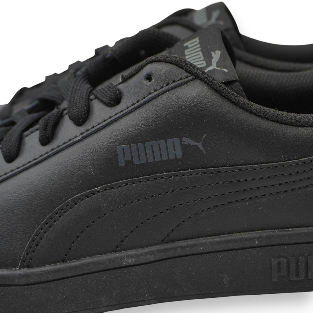 Primo piano del logo PUMA impresso sul pannello laterale in pelle delle sneaker Smash.