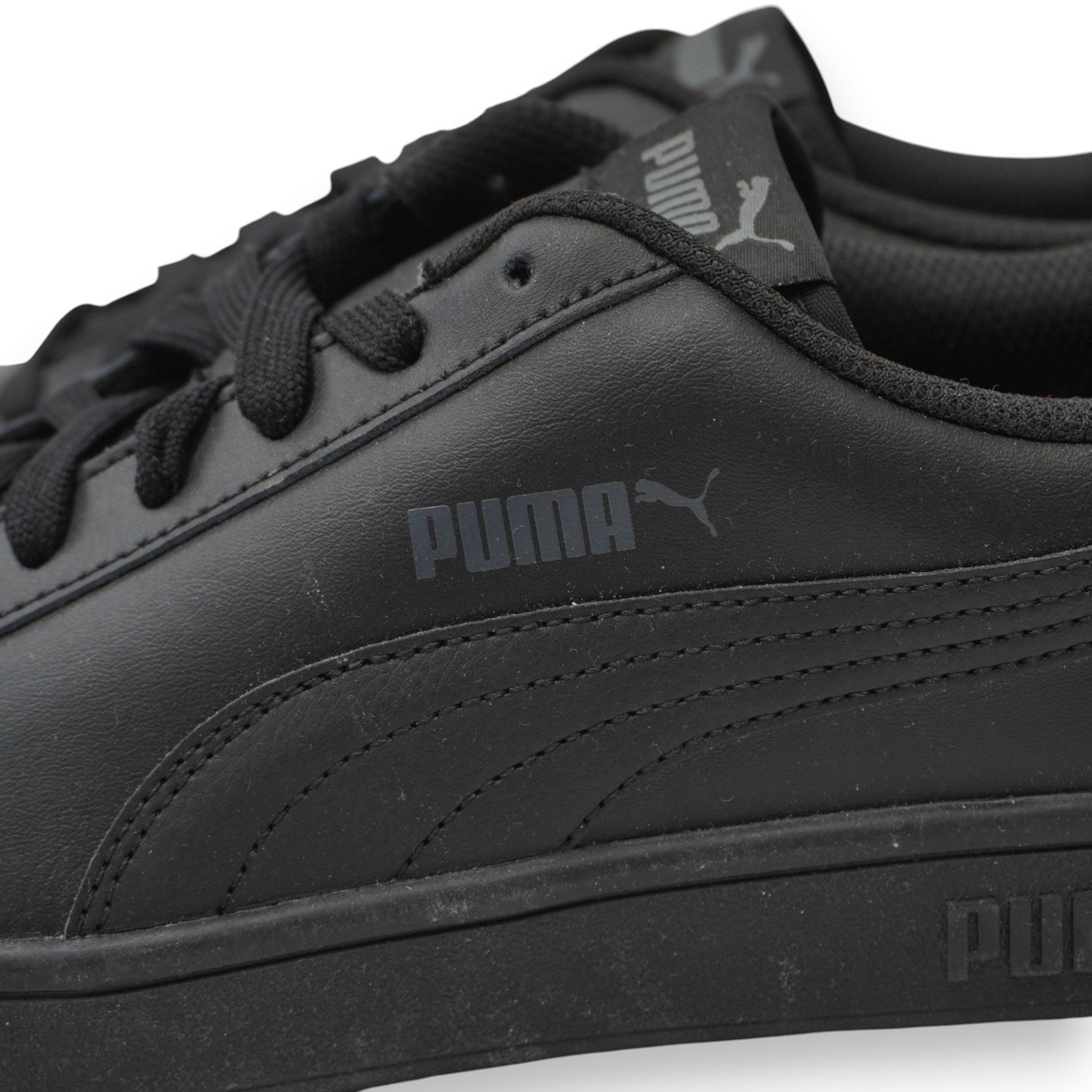 Primo piano del logo PUMA impresso sul pannello laterale in pelle delle sneaker Smash.