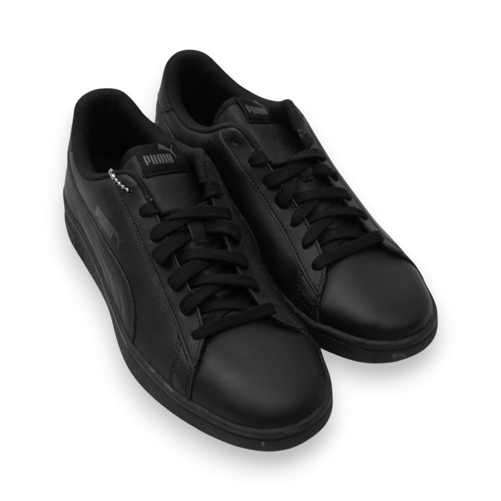 Vista dall'alto a tre quarti delle scarpe sneaker da uomo PUMA Smash total black in pelle nera.