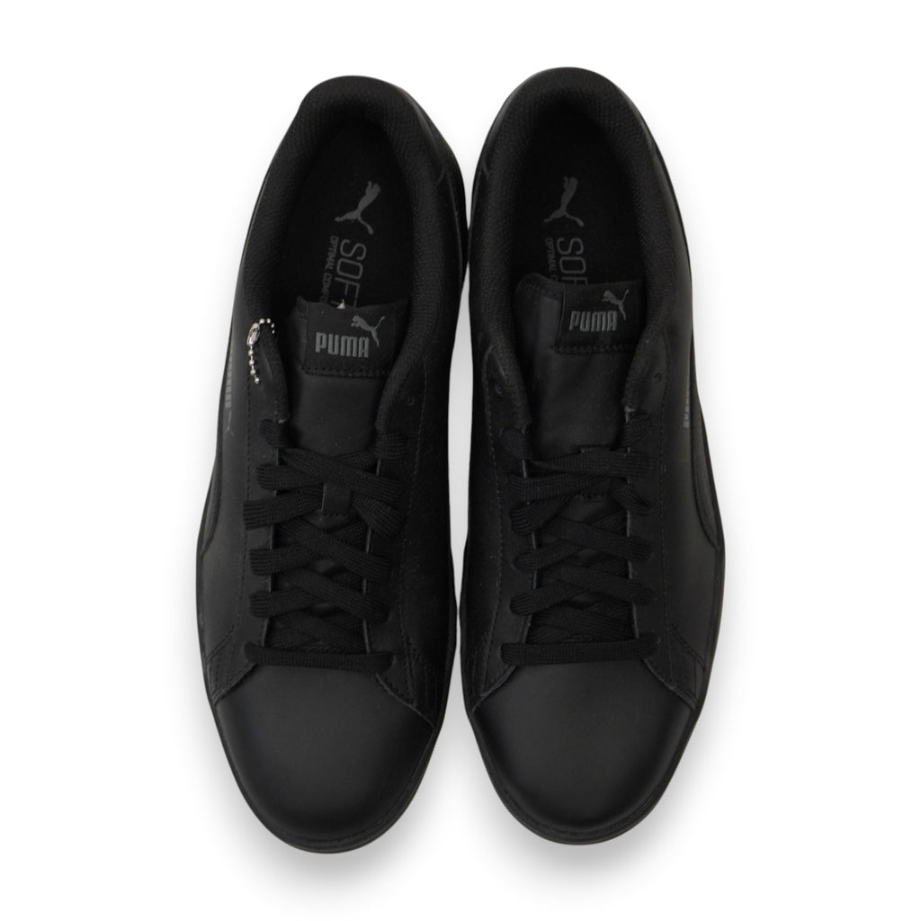 Inquadratura dall'alto delle sneaker uomo PUMA Smash total black con solette interne SoftFoam.
