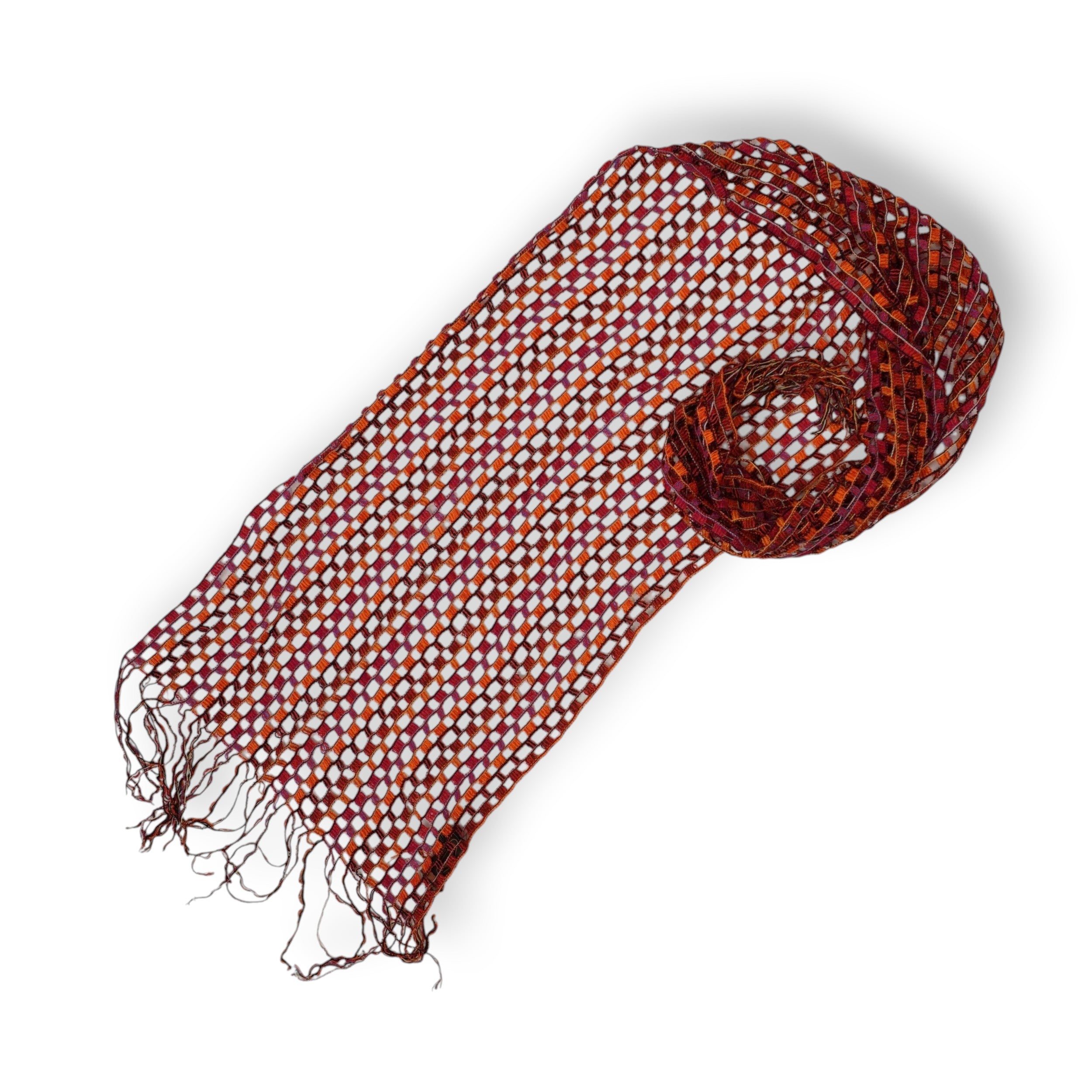 Vista complessiva della sciarpa di lusso Missoni in viscosa distesa su sfondo bianco, che mostra le estremità con frange sottili.