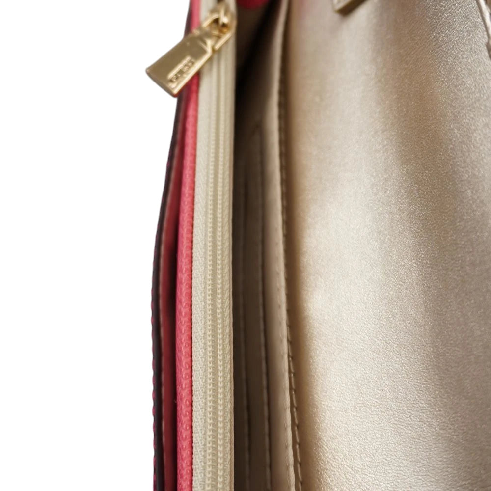 Inquadratura ravvicinata dello scomparto interno porta monete della borsa Guess con cerniera color crema e interni dorati.