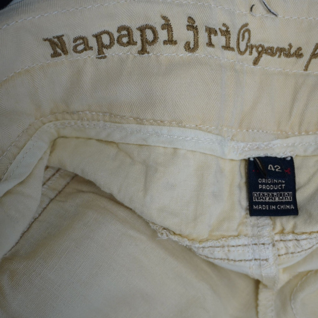  Particolare del font istituzionale Napapijri stampato all'interno del fascione della vita della gonna.