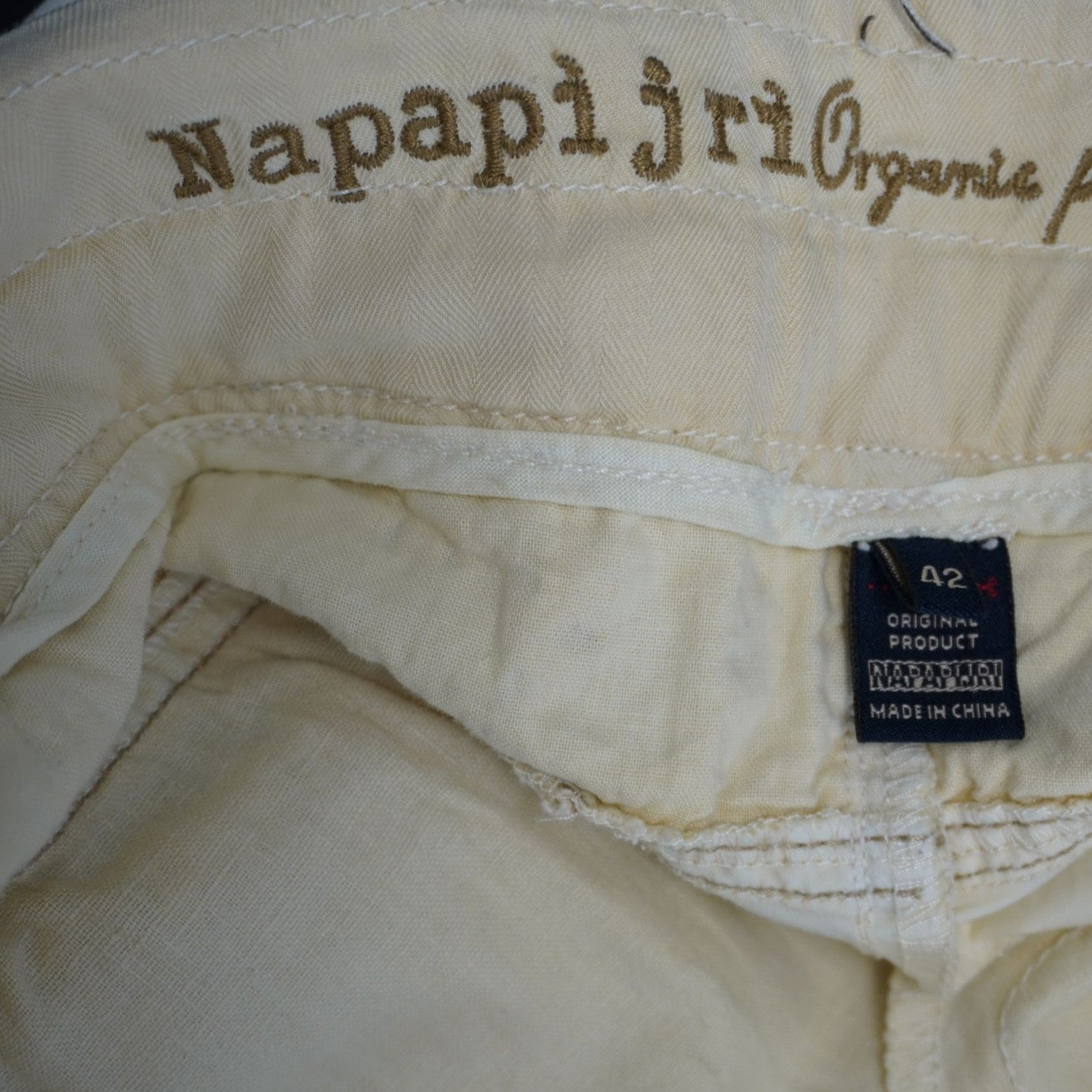  Particolare del font istituzionale Napapijri stampato all'interno del fascione della vita della gonna.
