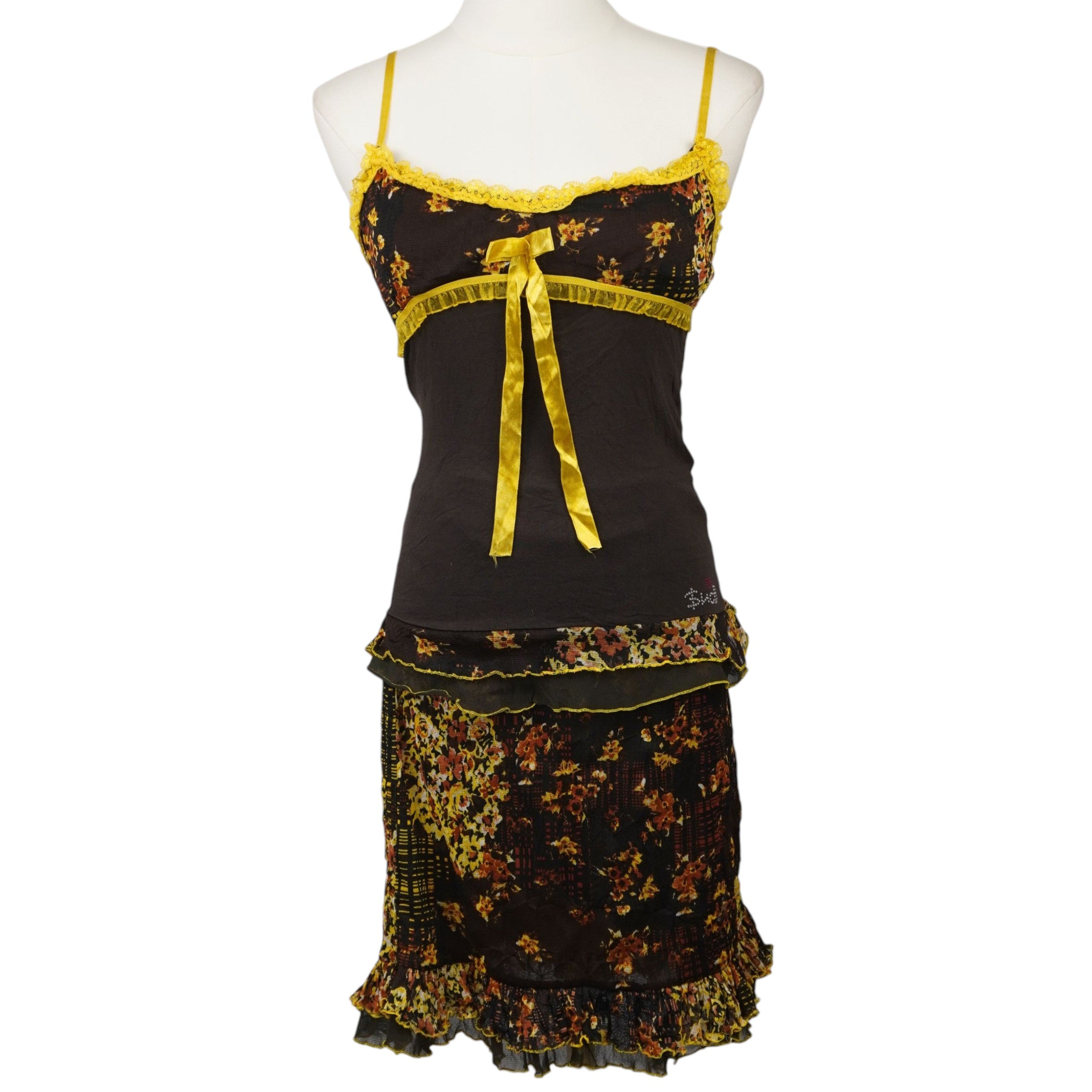 Set coordinato Y2K Monella Vagabonda Snob composto da canotta marrone con pizzo giallo e gonna a balze in chiffon a fiori su manichino, vista frontale.