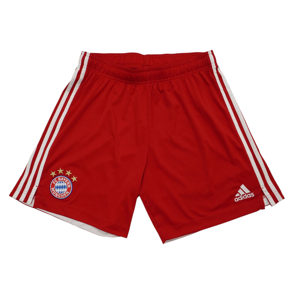 Pantaloncini da calcio adidas ufficiali del Bayern Monaco colore rosso con tre strisce bianche laterali, taglia L, vista frontale.