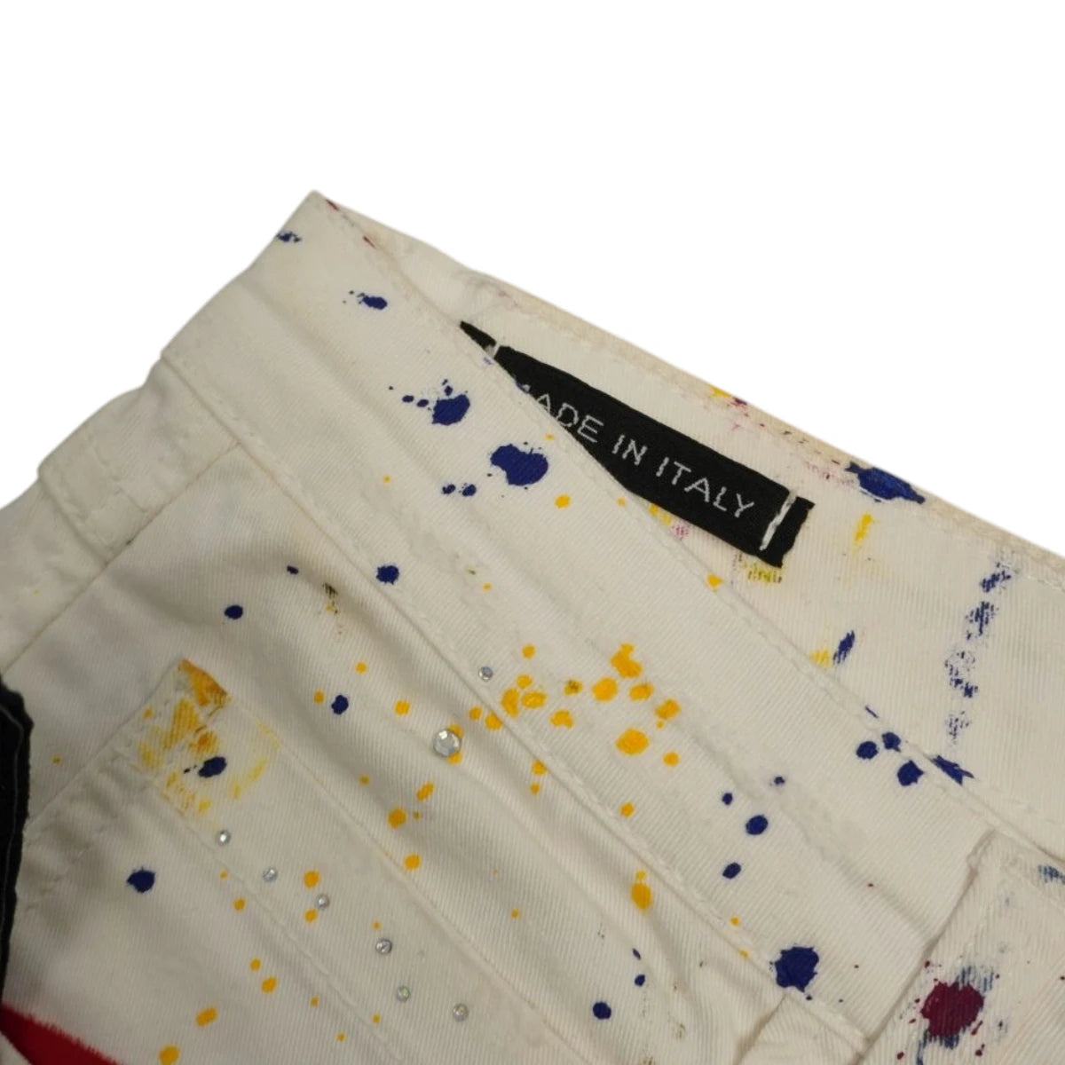 Dettaglio del girovita interno degli shorts che mostra l'etichetta nera con il logo del brand BONAVITA e la targhetta scura con la scritta Made in Italy.