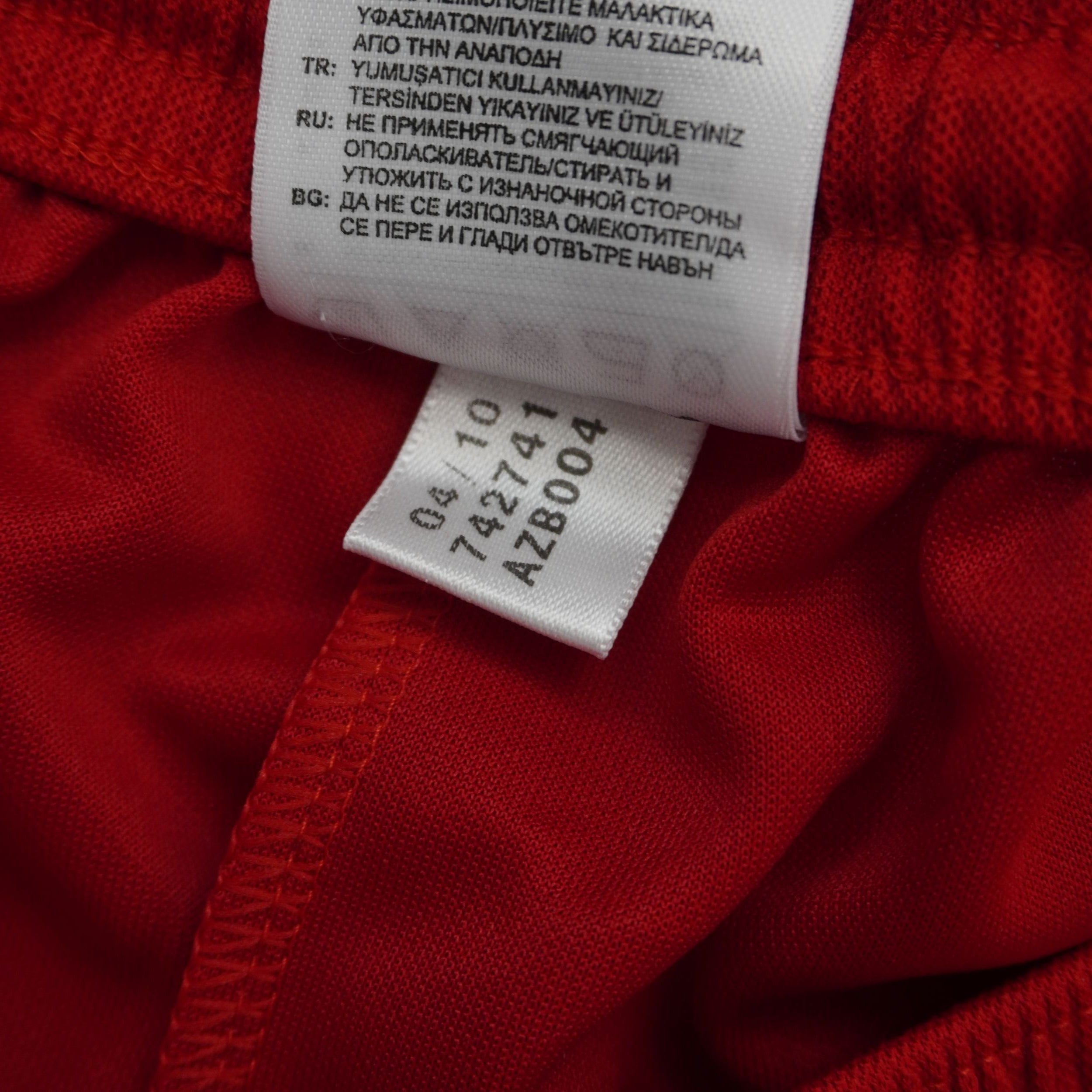 Dettaglio dell'etichetta interna con data di produzione aprile 2010 codice 04/10 e indicazione Made in Tunisia