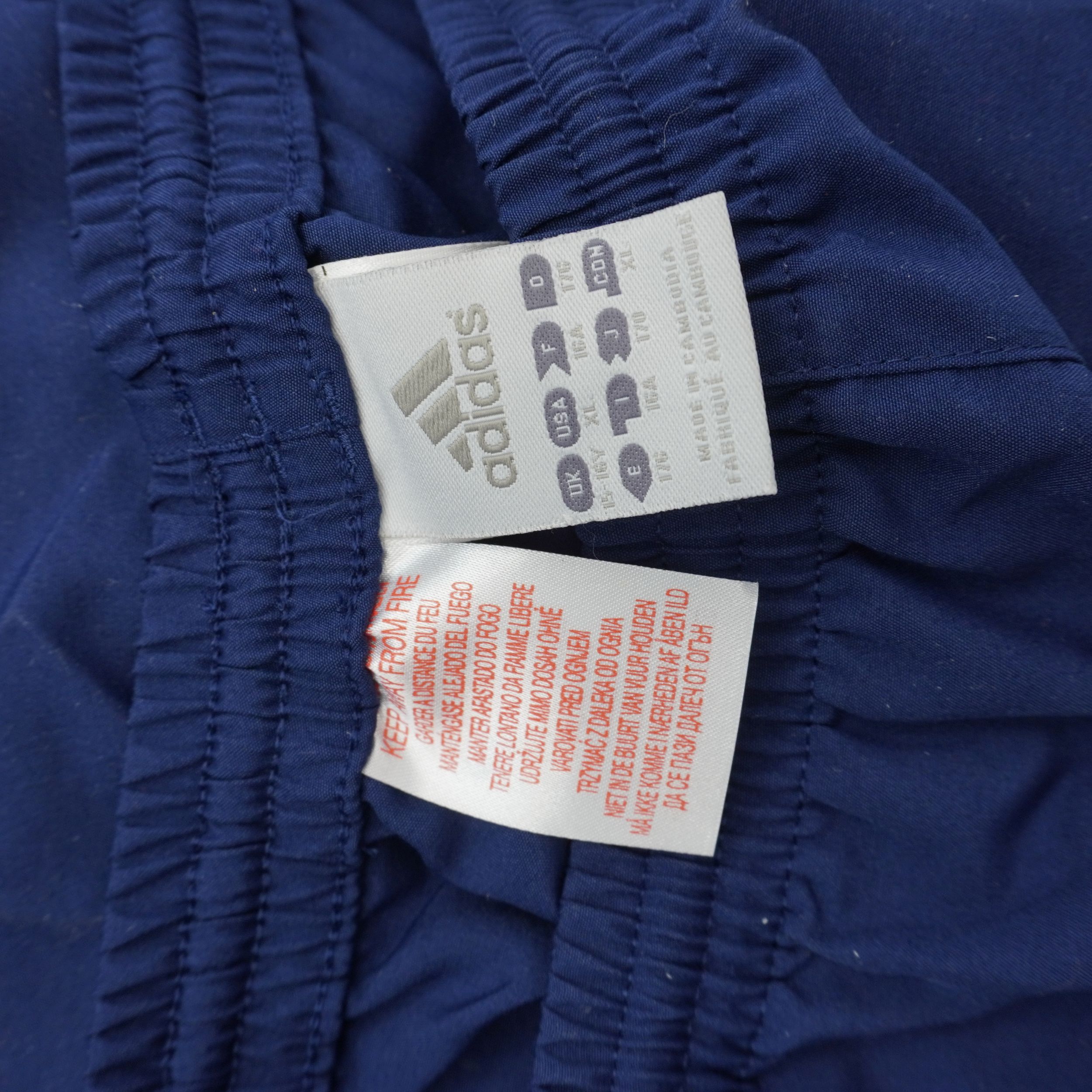 Etichette interne originali adidas cucite sul girovita elastico che mostrano il logo del brand e le informazioni sulla taglia