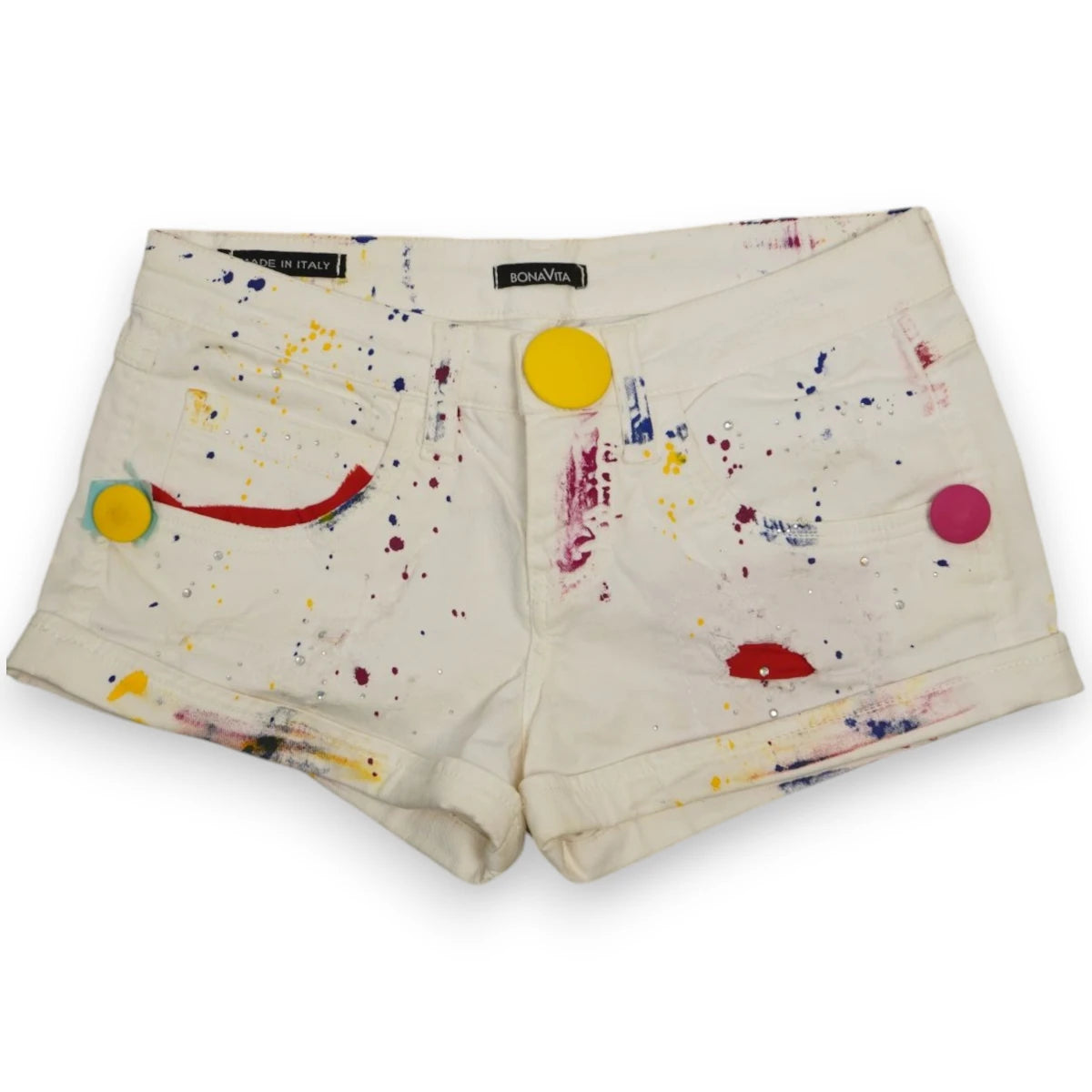 Shorts in jeans bianco vintage BONAVITA linea GFU visti dal davanti, caratterizzati da schizzi di vernice multicolore, un grande bottone giallo centrale e punti luce in strass.