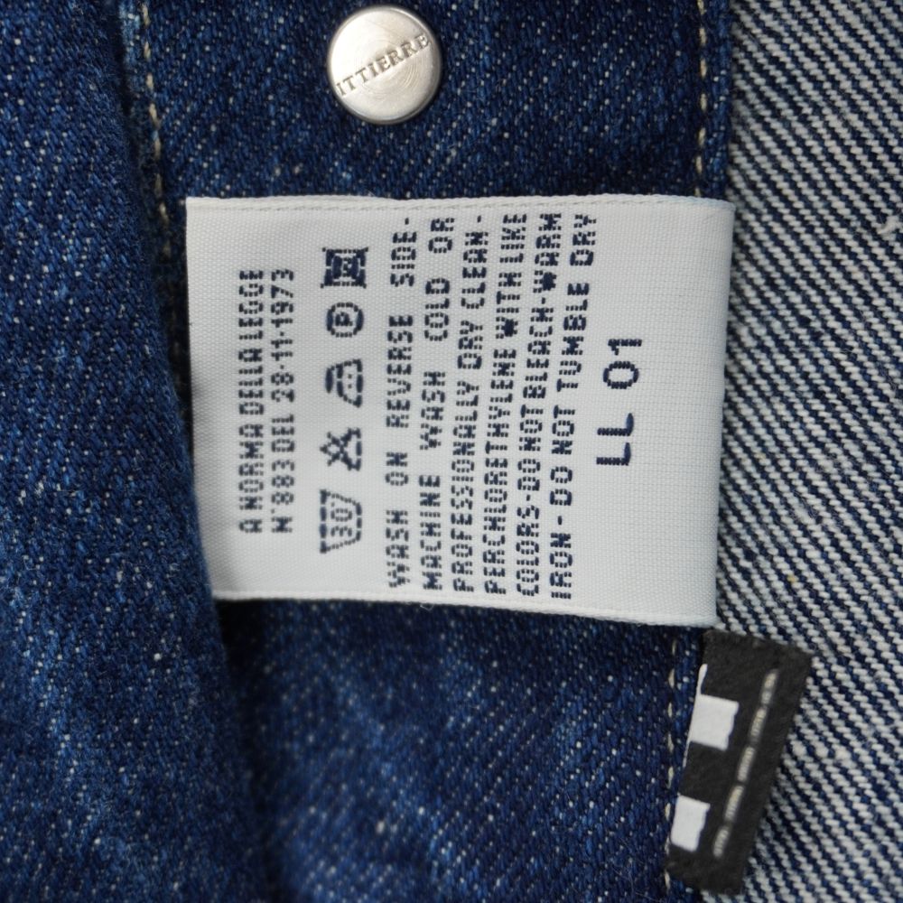 Retro del cartellino interno con codice di produzione LL 01 e istruzioni di lavaggio della giacca in jeans Versace Jeans Couture.
