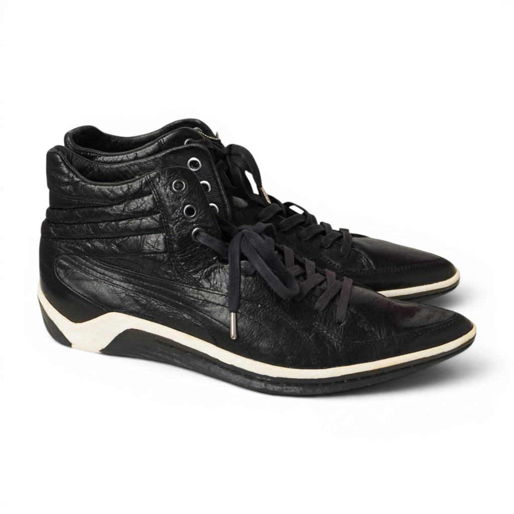 Sneaker high top da uomo a punta in pelle nera stropicciata con lacci e suola bianca a contrasto
