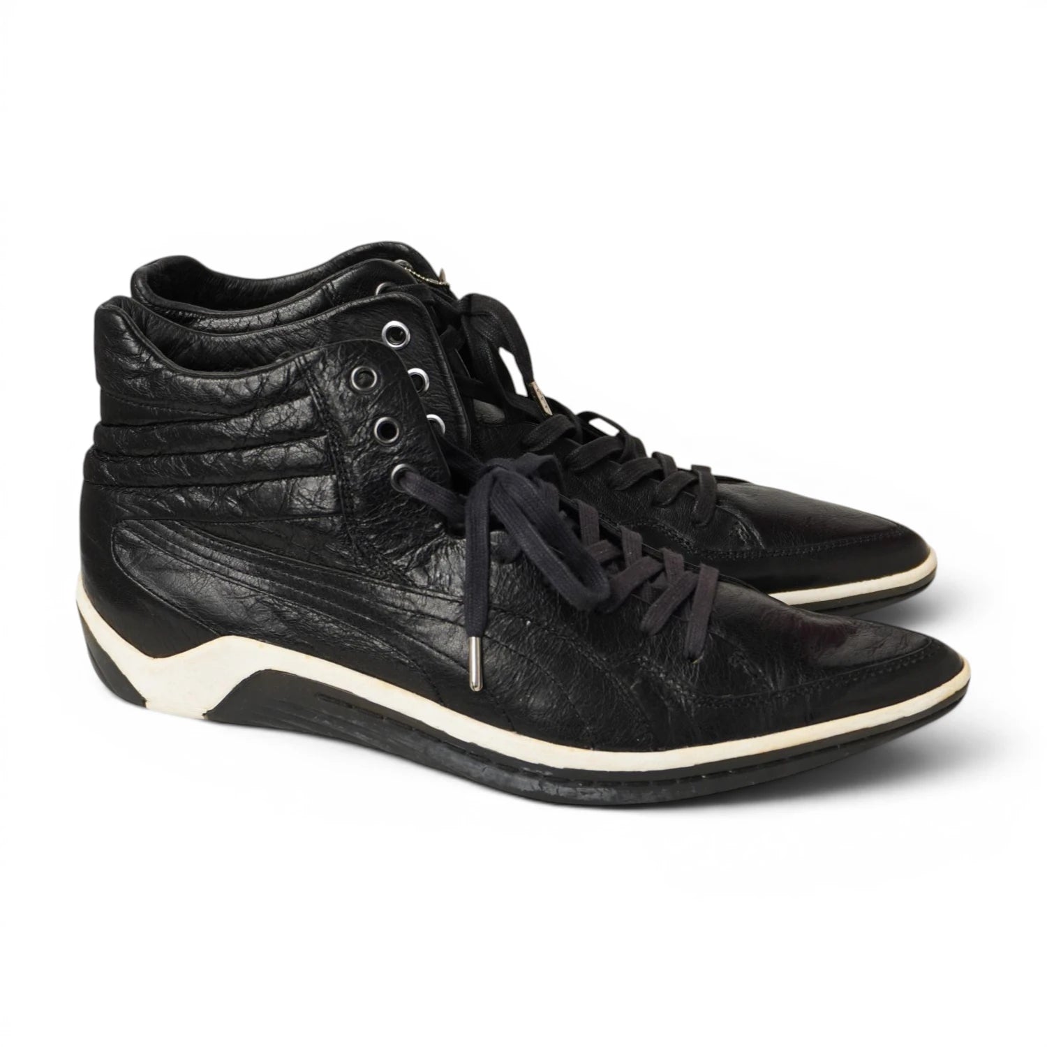 Sneaker high top da uomo a punta in pelle nera stropicciata con lacci e suola bianca a contrasto