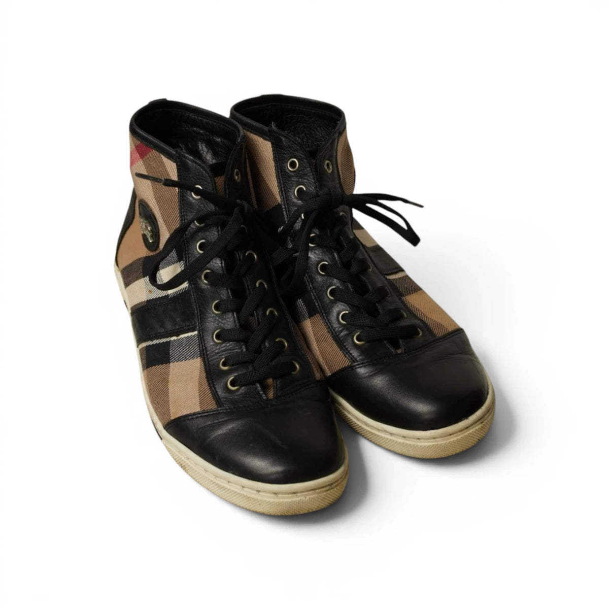 Vista laterale delle sneakers alte Burberry con patch del logo del Cavaliere Prorsum