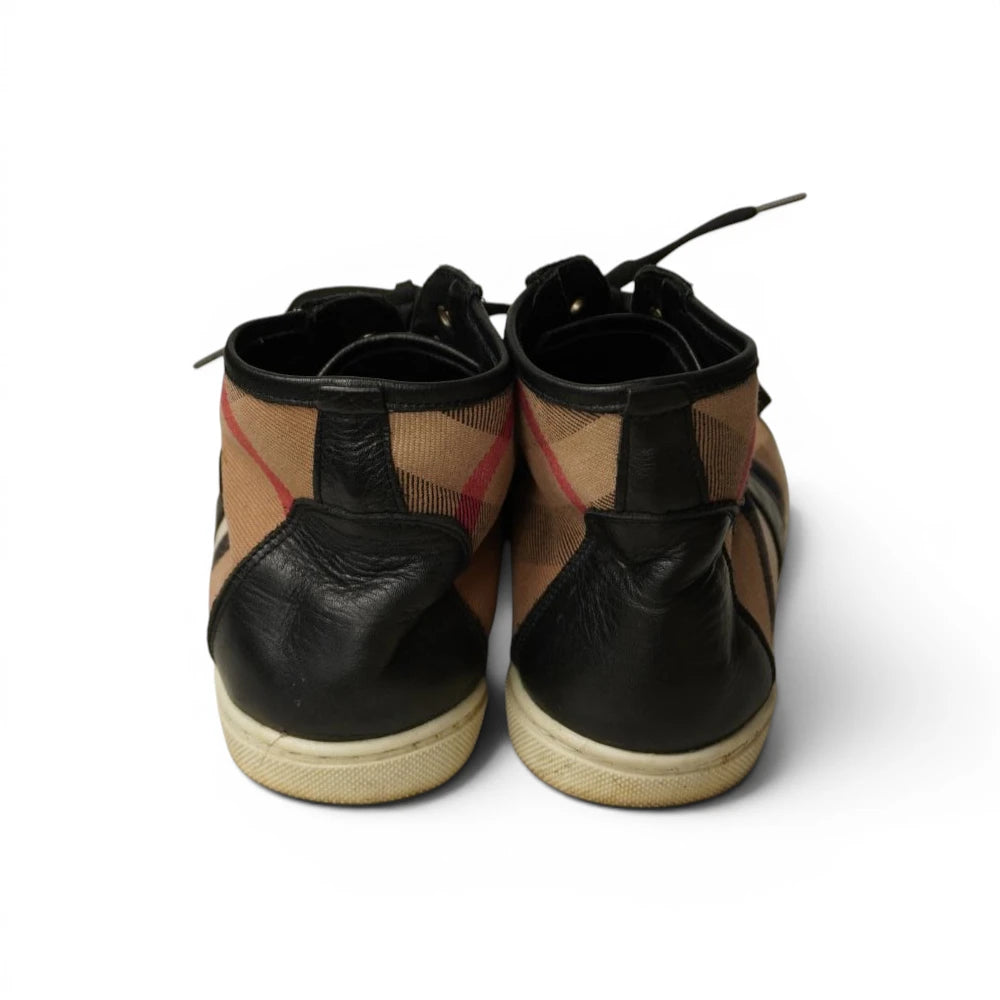 Vista posteriore di un paio di sneakers alte Burberry con focus sui talloni rinforzati