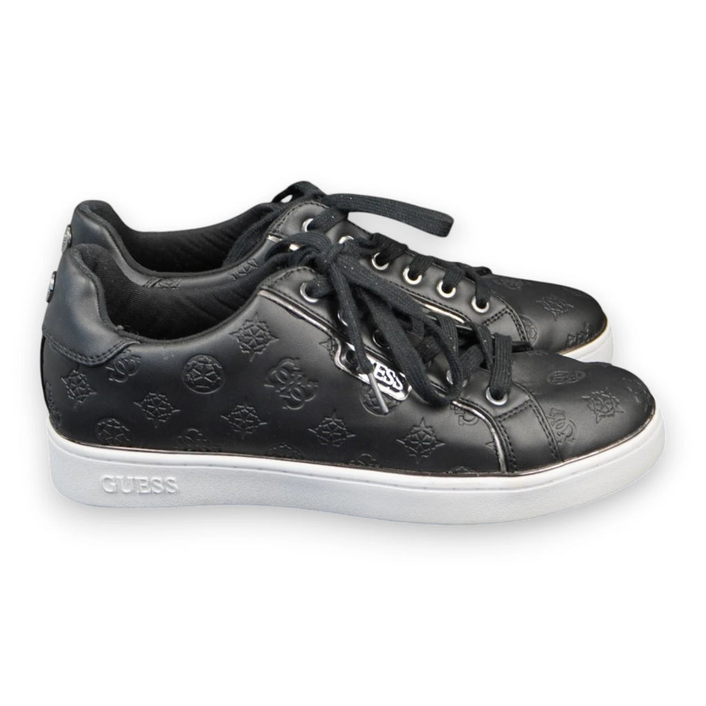 Scarpe sportive basse Guess nere da donna con tomaia logata goffrata e suola in gomma bianca di profilo