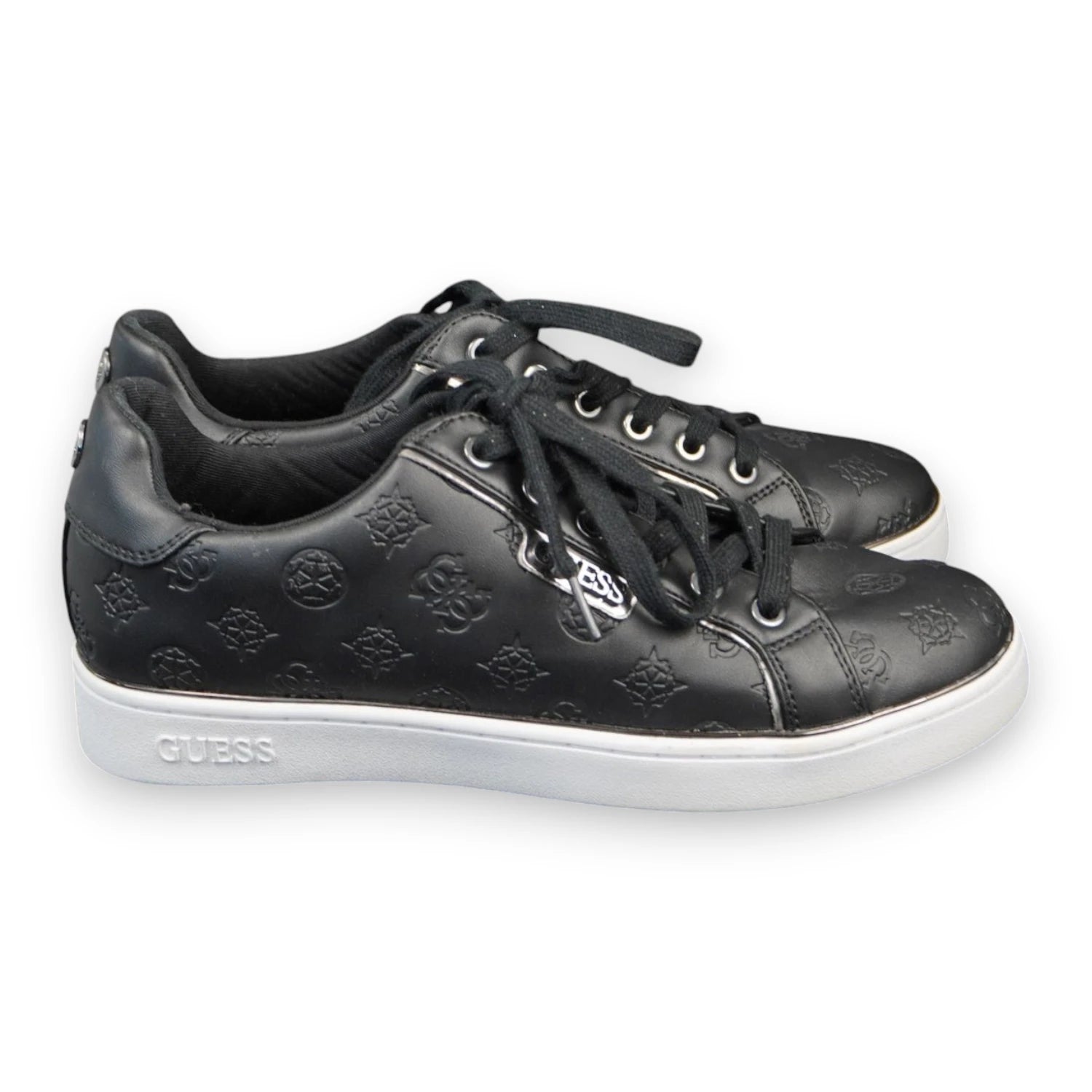 Scarpe sportive basse Guess nere da donna con tomaia logata goffrata e suola in gomma bianca di profilo
