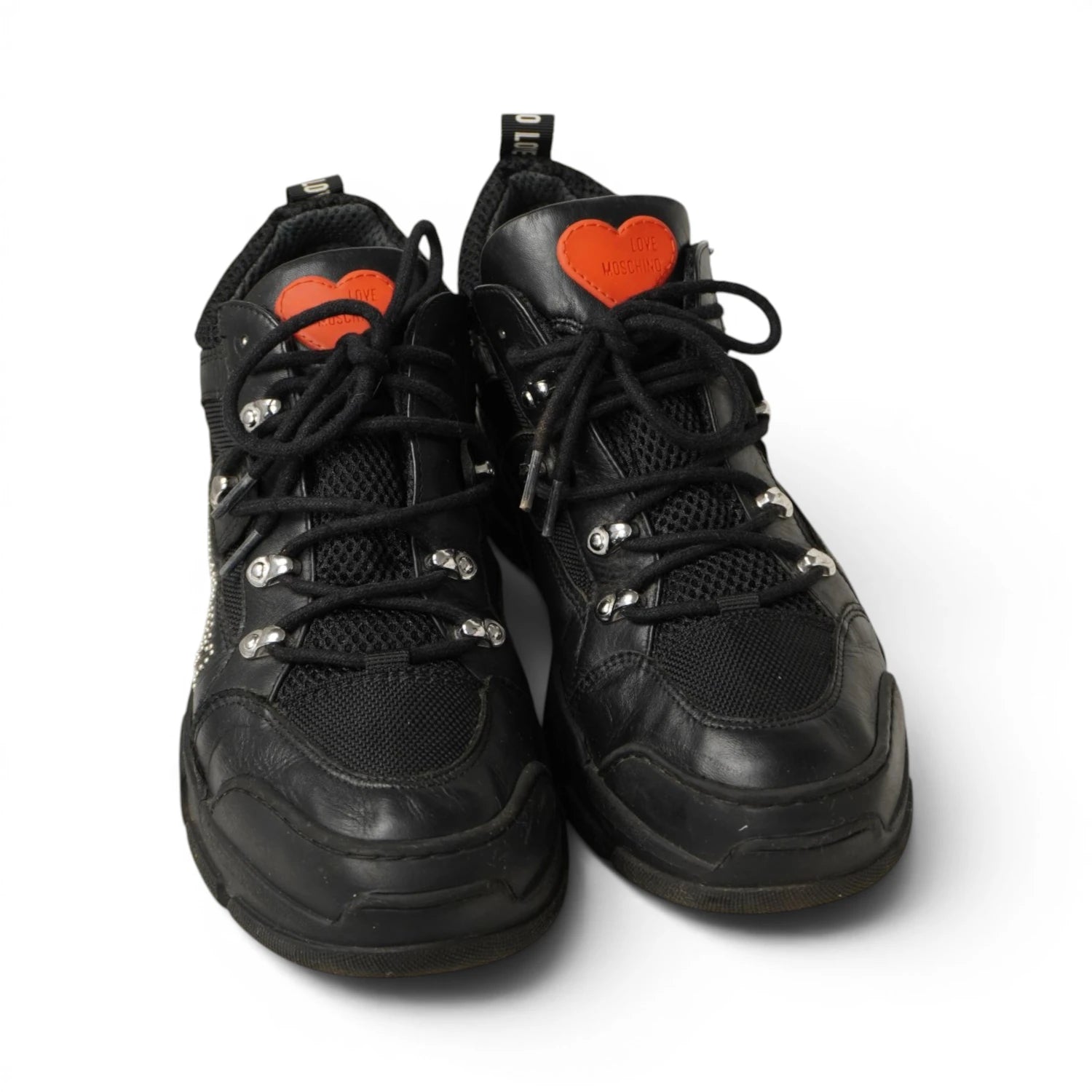 Sneakers chunky da donna Love Moschino in pelle nera con patch a cuore rosso sulla linguetta viste dall'alto.